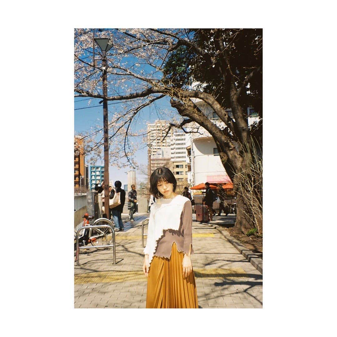 美山加恋のインスタグラム：「毎日更新してみてるけど、﻿ そろそろ書くことがなくなってきて、はて、どうするか。。。 ﻿ ﻿ ここを質問受付にして、﻿ ここにコメントしてもらった質問にちょくちょく答えていこうかな？﻿ ﻿ ということで募集します！﻿ ﻿ ﻿  そのうちFCラジオでも答えるかも…⁇ #質問  #질문모집  #问题征集」