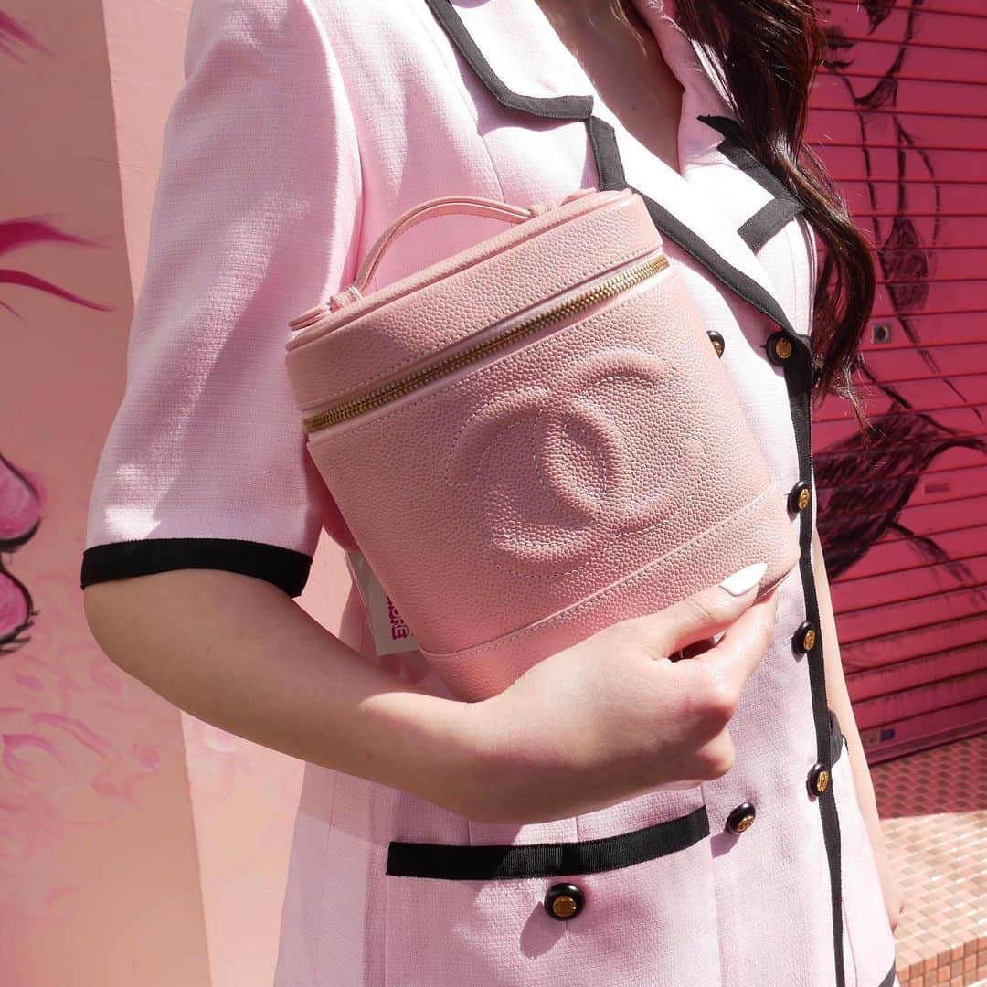Vintage Brand Boutique AMOREさんのインスタグラム写真 - (Vintage Brand Boutique AMOREInstagram)「Vintage Chanel pink vanity bag 🌷  On webstore search for: AO10336 ▶︎Free Shipping Worldwide✈️ ≫≫≫ DM for more information 📩 info@amorevintagetokyo.com #AMOREvintage #AMORETOKYO #tokyo #Omotesando #Aoyama #harajuku #vintage #vintageshop #ヴィンテージ #ヴィンテージショップ #アモーレ #アモーレトーキョー #表参道 #青山 #原宿#東京 #chanel #chanelvintage #vintagechanel #ヴィンテージ #シャネル #ヴィンテージシャネル #シャネルヴィンテージ」4月15日 13時01分 - amore_tokyo