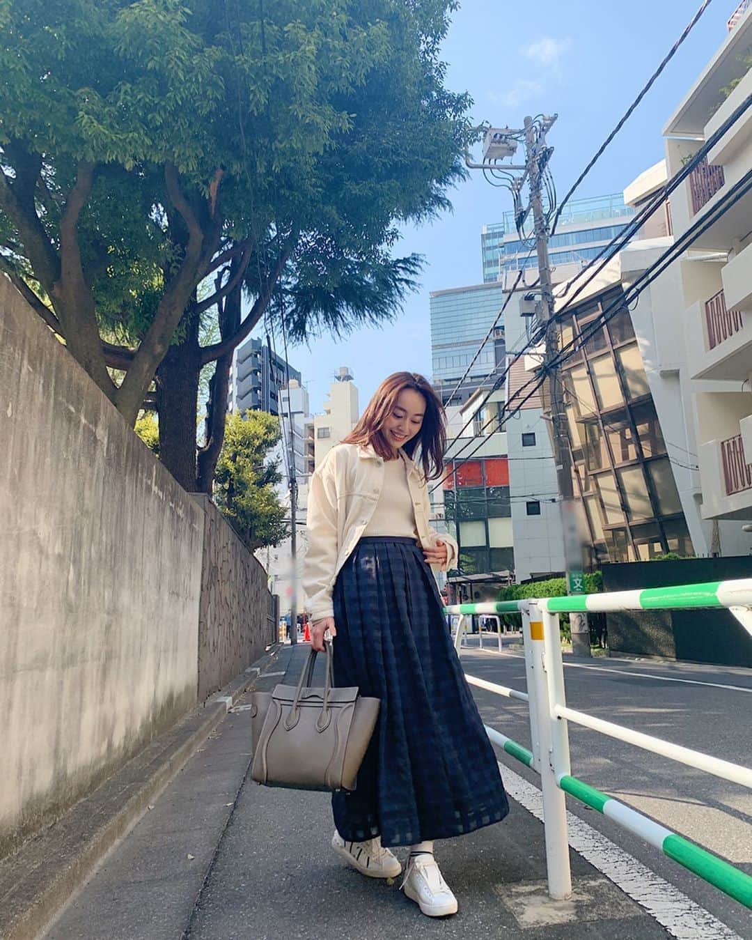 小祝麻里亜のインスタグラム：「スーパーの帰りに🚶‍♀️人が周りにいなかったから、マスク外して写真撮りました😊🌳(メイクもしてたしね💄)まだちょっと肌寒いけど、もう春服を着れる時期になりましたね〜🌸 ． denim jacket. @urvin_official  tops. @lagunamoon_com  skirt. @seventenbymihokawahito  bag. @celine  shoes. @maisonvalentino ＿＿＿＿＿＿＿＿ #outfit #coordinate #look #instafashion #셀스타그램 #얼스타그램 #코디 #스타일링 #데일리 #데일리룩 #오오티디  #コーデ #春コーデ」