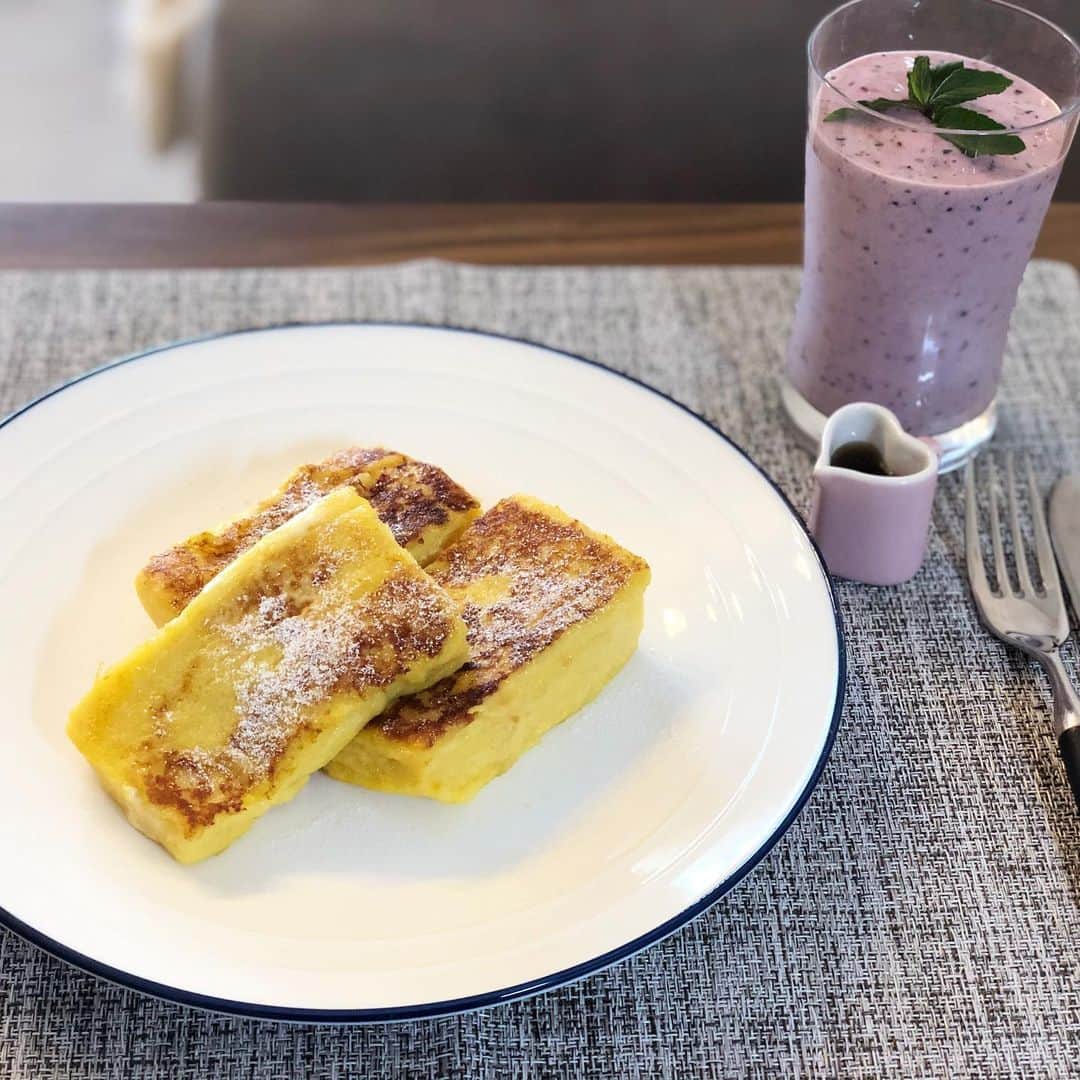 真飛聖さんのインスタグラム写真 - (真飛聖Instagram)「☺︎まとぶ飯☺︎ フレンチトースト。 〜豆乳を使ってみました〜  スムージー。 〜バナナ、苺、ミックスベリー、 ペパーミントを豆乳で〜 こちらは 最近 毎朝 飲んでます🍌🍓 普段 カフェで食べることが多い フレンチトーストですが お家で作って食べたら ちょっと 楽しい気持ちに なりました✨  #まとぶ飯」4月15日 13時15分 - sei_matobu
