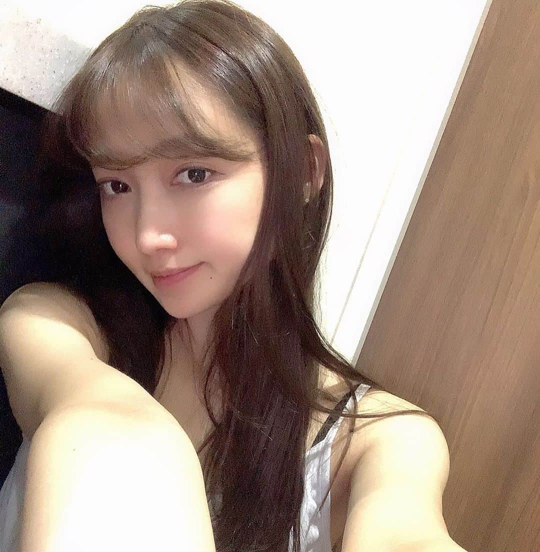 ぐんじりなのインスタグラム：「. . 気分を上げるための お家メイクはとても大事🤔🤔 お肌への負担を少し減らすために ノーマスカラで保湿クリームに ベビーパウダーを重ねるよ~~ . . #お家時間　#お家メイク　#셀카 #셀피 #셀스타그램 #얼스타그램 #메이크」