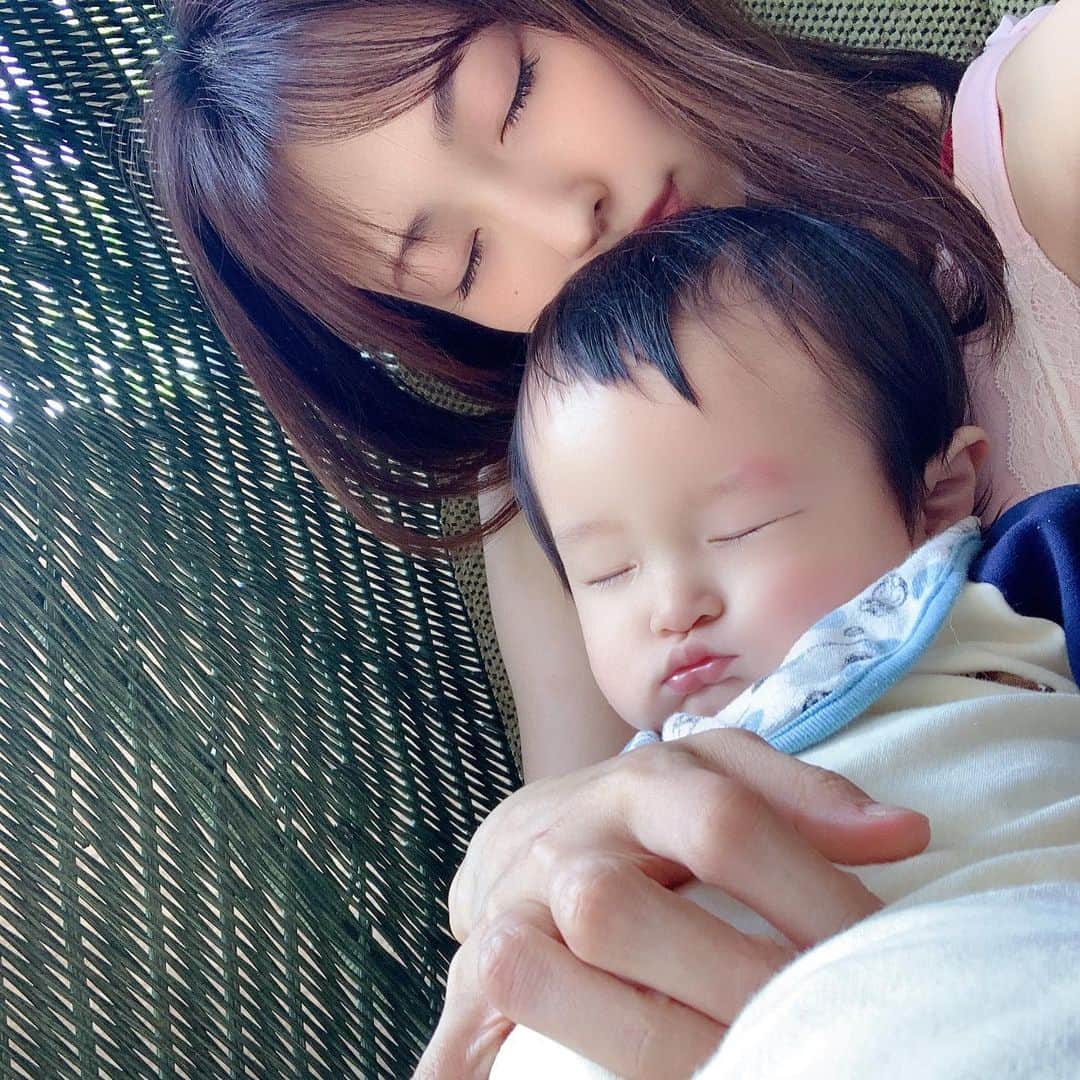 のインスタグラム：「バルコニーでゆらゆらしてたら寝ちゃった👼👼👼 お顔がくしゅってなっちゃうね😂 最近はママ、パパの他に 葉っぱ　ぐるぐる (ぐっぐ) が言えるようになってめっちゃ喋る❣️ #お家時間 #生後11ヶ月 #アデノウイルス  #ウイルス達全部なくなれー！ #baby」