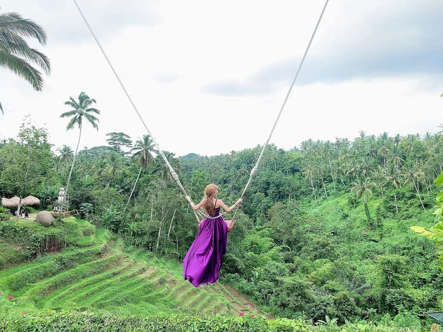 華妃 さんのインスタグラム写真 - (華妃 Instagram)「口笛はなぜ～ 遠くまで聞こえるの あの雲はなぜ〜私を待ってるの🎶 . . . ドレスは貸し出しがあるから 好きな色を選べるよ💓 . ---------------------❀✿❀✿---- . 🌎#インドネシア #Indonesia 🌴#bali #バリ島 🗺#ubud #ウブド 📍#alohaubudswing  #アロハウブドスウィング  #ubudswing .  #hanairoバリ旅 . ---❁❁❁------------------------- . . #genic_bali  #genic_trip  #genic_travel  #タビジョ  #tabijyo  #tabijyo_bali  #ootd  #きょコ #バリ島旅行  #バリ島 #baliindonesia #ノースリーブ  #イチナナ #17ライブ #17live #女子旅 #バリ島旅行 #lenbongan  @b_b_j.j @vijobank @j__b__p」4月15日 13時21分 - hanairo879