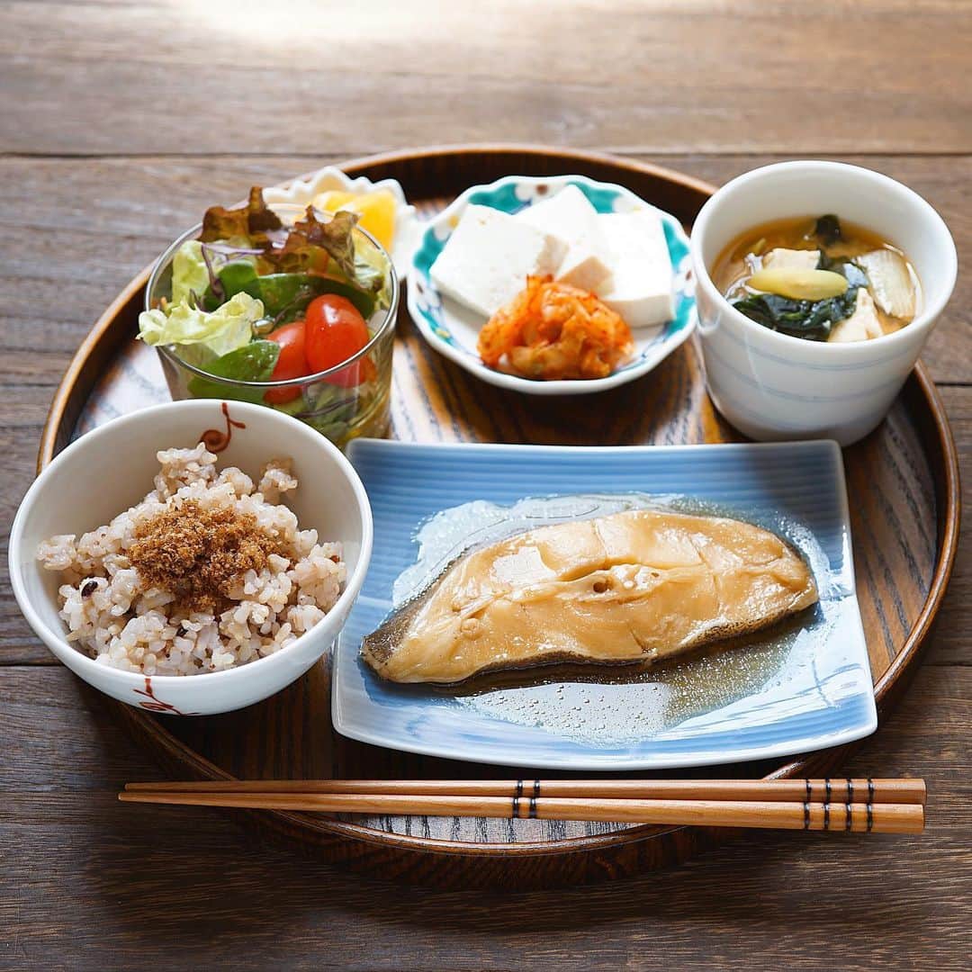 hirokoさんのインスタグラム写真 - (hirokoInstagram)「🌱2020.4.15（水）﻿ ✽.｡.:*・ﾟ #hiroponのおうちごはん﻿ ﻿ #カレイの煮付け で昼ごはん﻿  @maidoookinishokudo さんの﻿ 「食堂の魚セット」から﻿ 今日は「カレイの煮付け」をチョイスしました〜﻿ ﻿ menu📝﻿ ▪︎ カレイの煮付け﻿ ▪︎ 玄米雑穀ごはんん（100g）﻿ ▪︎ 長ねぎとワカメの味噌汁﻿ ▪︎ 豆腐とキムチ﻿ ▪︎ サラダ&オレンジ﻿ ﻿ －479kcal－﻿ ⦿ タンパク質：24.2g ⦿ 脂質：19.7g﻿ ⦿ 炭水化物：47.9g﻿ ﻿ ﻿ #まいどおおきに食堂 さんの「食堂の魚セット」﻿ 食堂で人気の焼き魚･煮魚を真空パックにし冷凍でお届け﻿ お家で食堂の美味しい魚が食べられるよ〜😋﻿ 温めるだけだから忙しい朝や お弁当のおかずにも...﻿ 今回届いたセットは﻿ 「焼鯖･煮鯖･鮭塩焼き･カレイの煮付け」各3枚です﻿ ﻿ ↑「食堂の魚セット」#楽天ROOMに載せてます ﻿ プロフィールの🔗から楽天ROOMへアクセスできます﻿ ﻿ ﻿ ✩.*˚ごはんの上にトッピングしたのは﻿ @shitazutsumi さんの#味薫り #ふりかけ です﻿ しっとりしたふりかけが美味し〜い😋﻿ ﻿ ﻿ ﻿ .........The end﻿ #フジオフードシステム  #煮魚 #簡単調理 #時短家事 #朝ごはん #魚料理 #簡単ごはん #インスタフード #おうちごはん通信 #おうちごはんLover #くらしメイド #フーディーテーブル #マカロニメイト #デリミア #デリスタグラマー #バランスの良い食事 #思わず舌鼓 #昼ごはん #snapdish #macaroni #locari_kitchen #lin_stagrammer #PR #しっかり食べるダイエットごはん﻿ ･」4月15日 13時26分 - hiropon0201