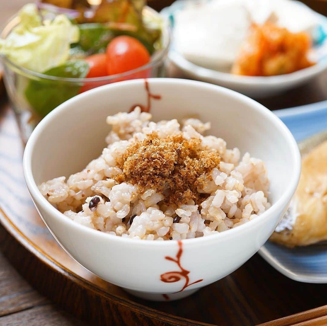 hirokoさんのインスタグラム写真 - (hirokoInstagram)「🌱2020.4.15（水）﻿ ✽.｡.:*・ﾟ #hiroponのおうちごはん﻿ ﻿ #カレイの煮付け で昼ごはん﻿  @maidoookinishokudo さんの﻿ 「食堂の魚セット」から﻿ 今日は「カレイの煮付け」をチョイスしました〜﻿ ﻿ menu📝﻿ ▪︎ カレイの煮付け﻿ ▪︎ 玄米雑穀ごはんん（100g）﻿ ▪︎ 長ねぎとワカメの味噌汁﻿ ▪︎ 豆腐とキムチ﻿ ▪︎ サラダ&オレンジ﻿ ﻿ －479kcal－﻿ ⦿ タンパク質：24.2g ⦿ 脂質：19.7g﻿ ⦿ 炭水化物：47.9g﻿ ﻿ ﻿ #まいどおおきに食堂 さんの「食堂の魚セット」﻿ 食堂で人気の焼き魚･煮魚を真空パックにし冷凍でお届け﻿ お家で食堂の美味しい魚が食べられるよ〜😋﻿ 温めるだけだから忙しい朝や お弁当のおかずにも...﻿ 今回届いたセットは﻿ 「焼鯖･煮鯖･鮭塩焼き･カレイの煮付け」各3枚です﻿ ﻿ ↑「食堂の魚セット」#楽天ROOMに載せてます ﻿ プロフィールの🔗から楽天ROOMへアクセスできます﻿ ﻿ ﻿ ✩.*˚ごはんの上にトッピングしたのは﻿ @shitazutsumi さんの#味薫り #ふりかけ です﻿ しっとりしたふりかけが美味し〜い😋﻿ ﻿ ﻿ ﻿ .........The end﻿ #フジオフードシステム  #煮魚 #簡単調理 #時短家事 #朝ごはん #魚料理 #簡単ごはん #インスタフード #おうちごはん通信 #おうちごはんLover #くらしメイド #フーディーテーブル #マカロニメイト #デリミア #デリスタグラマー #バランスの良い食事 #思わず舌鼓 #昼ごはん #snapdish #macaroni #locari_kitchen #lin_stagrammer #PR #しっかり食べるダイエットごはん﻿ ･」4月15日 13時26分 - hiropon0201