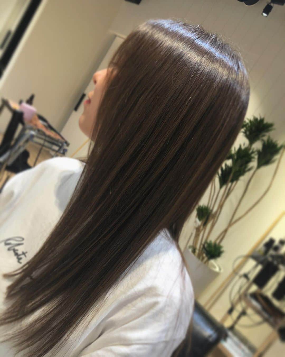 のインスタグラム：「#過去写真 . 少し前に @lealo_by_ktwo_hiroo さんのところへ💇‍♀️ 3回目の #髪質改善トリートメント してもらってきた。 . 3回で1セットなので一応今回が最終章。 3回目は手触りだいぶ違いますよ〜と、 最初に言って下さってたのは本当でした😦‼︎ . 乾燥しやすい私の髪が驚くほど艶髪に。 こんな髪の私、中学生の時以来じゃなかろうか…？😂 . 髪が若返った感じで嬉しいな。 ありがとうございました🥺✨🙏 . 実は、@lealo_by_ktwo_hiroo さんのところは ヘアだけでなくエステメニューもあるんです。 . 髪からお肌までトータルビューティーを プロデュースしてもらえますよ♡ . 自粛生活を終えたらまた是非エステも行きたい💆🏼‍♀️ . それまでは #おうち時間 を使って ホームケアに勤しみたいと思います。 ＿＿＿＿＿＿＿＿＿＿＿＿＿＿＿＿＿＿＿＿＿＿＿＿＿ #hairstyle #hair #haircolor #hairsalon #hairstyles #longhair #美容室 #美容 #ロングヘア #ロングヘアー #トリートメント #サロンモデル #髪質改善トリートメント」