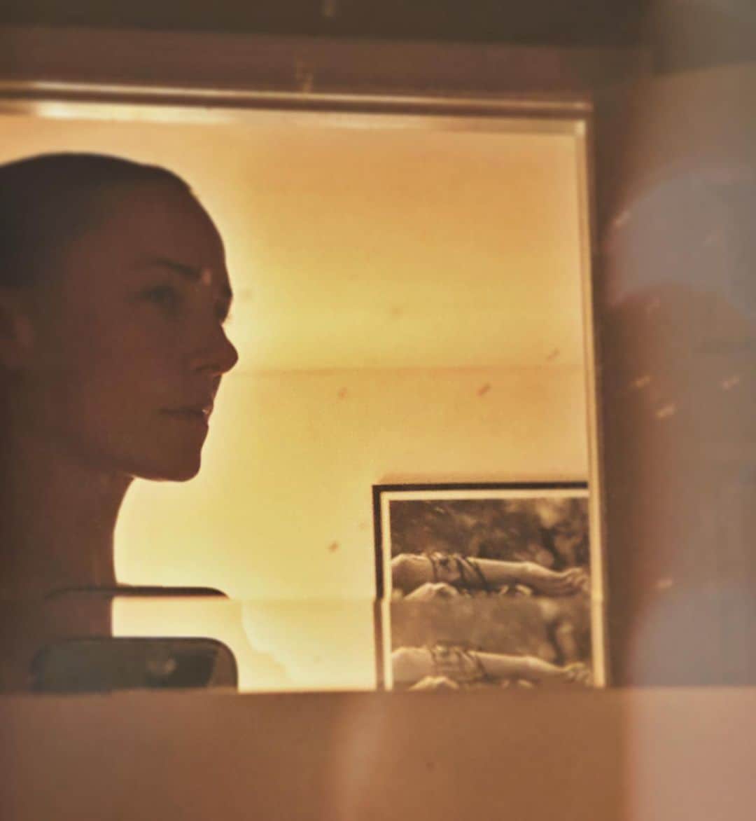 ブリアナ・エヴィガンのインスタグラム：「All this time questioning, in one split second, in my reflection, I see. An angel was sent to me so I could chase this one dream. The dream was there the whole time, I just couldn’t see it. Three moments connected into a triangle and it became so clear. The arms of freedom I found rolled up in a store in Bali many years ago is where it all started. I was just simply reminded of my power and my freedom to chase the lion. Remember you have to start something to finish it. #listen」