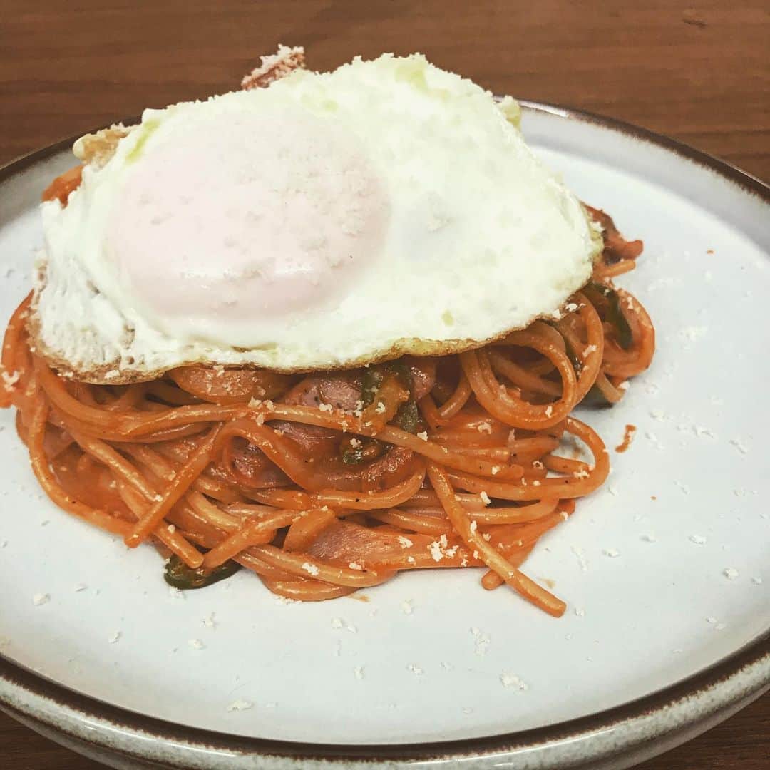 桜井誠のインスタグラム：「今日のお昼はナポリタン🍝 目玉焼きアレンジver そろそろ鳥羽さんのレシピコンプしそうな勢いw #おうちでsio #桜井食堂 #僕らのナポリタン」