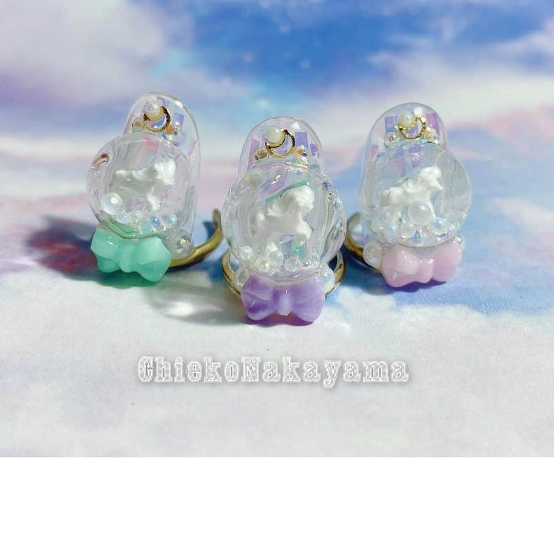 なかやまちえこのインスタグラム：「@stampnailring なかやまちえこ #ハンドメイド ネイルリング 💍⠀⠀ ドームに入ったユニコーンの再販になります✨この後しばらくこちらのデザインは作らない予定なので、気になる方はこの機会によろしくお願い致します😌🙏🙏✨⠀ 数に限りがありますのと、1点1点手作りの為同じお色の組み合わせのデザインはありません☺️💕 ⠀ ご購入は @stampnailring  のプロフィールから販売サイトに飛んでいただくか、ストーリーから飛べます☺️☺️☺️⠀ ⠀ #リングネイル は指先に #リング をはめていただくのみの取り外し簡単に爪先のオシャレを楽しめる商品です✨⠀ #スタンピングネイルリング のアカウントのストーリーハイライトのところからショッピングサイトに飛べます！⠀ 全て一点のみのお造りとなりますので、よろしくお願い致します😌🙏🙏✨⠀ #nail #nails #nailart #ネイル #美甲 #ネイルアート  #japanesenailart #manucure #japanesenails #manicurist #gelnails #أظافر #네일아트 #vẽmóng #ngườiđẹp  #เพ้นท์เล็บ #искусствоногтя #artedeuñas #เพ้นท์เล็บเจล #ジェルネイルデザイン #ネイルデザイン #senikuku #nagelkunst #ゆめかわネイル #オーロラネイル #ゆめかわいい ⠀ ・意匠登録済（デザイン特許）STAMPNAIL ・実用新案登録済（使い方特許）STAMPNAIL」