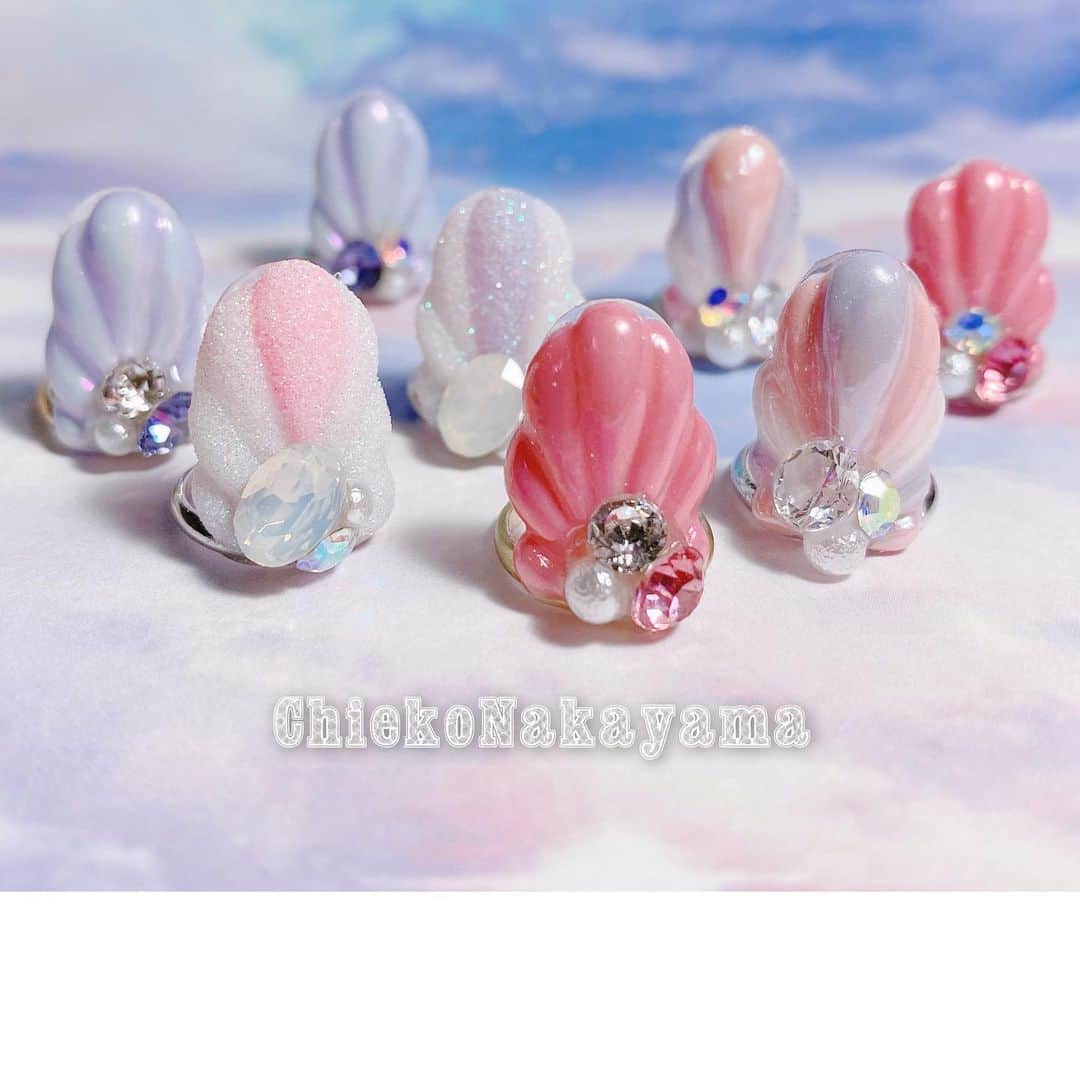 なかやまちえこのインスタグラム：「@stampnailring なかやまちえこ #ハンドメイド ネイルリング 💍⠀⠀ リクエスト頂いておりました#シェルネイル  になります。✨こちらのデザインはあまり作らない予定なので、夏に向けて！気になる方はこの機会によろしくお願い致します😌🙏🙏✨⠀ 数に限りがありますのと、1点1点手作りの為同じお色の組み合わせのデザインはありません☺️💕 ⠀ ご購入は @stampnailring  のプロフィールから販売サイトに飛んでいただくか、ストーリーから飛べます☺️☺️☺️⠀ ⠀ #リングネイル は指先に #リング をはめていただくのみの取り外し簡単に爪先のオシャレを楽しめる商品です✨⠀ #スタンピングネイルリング のアカウントのストーリーハイライトのところからショッピングサイトに飛べます！⠀ 全て一点のみのお造りとなりますので、よろしくお願い致します😌🙏🙏✨⠀ #nail #nails #nailart #ネイル #美甲 #ネイルアート  #japanesenailart #manucure #japanesenails #manicurist #gelnails #أظافر #네일아트 #vẽmóng #ngườiđẹp  #เพ้นท์เล็บ #искусствоногтя #artedeuñas #ジェルネイルデザイン #ネイルデザイン #senikuku #nagelkunst #ゆめかわネイル #オーロラネイル #ゆめかわいい ⠀ ・意匠登録済（デザイン特許）STAMPNAIL ・実用新案登録済（使い方特許）STAMPNAIL」