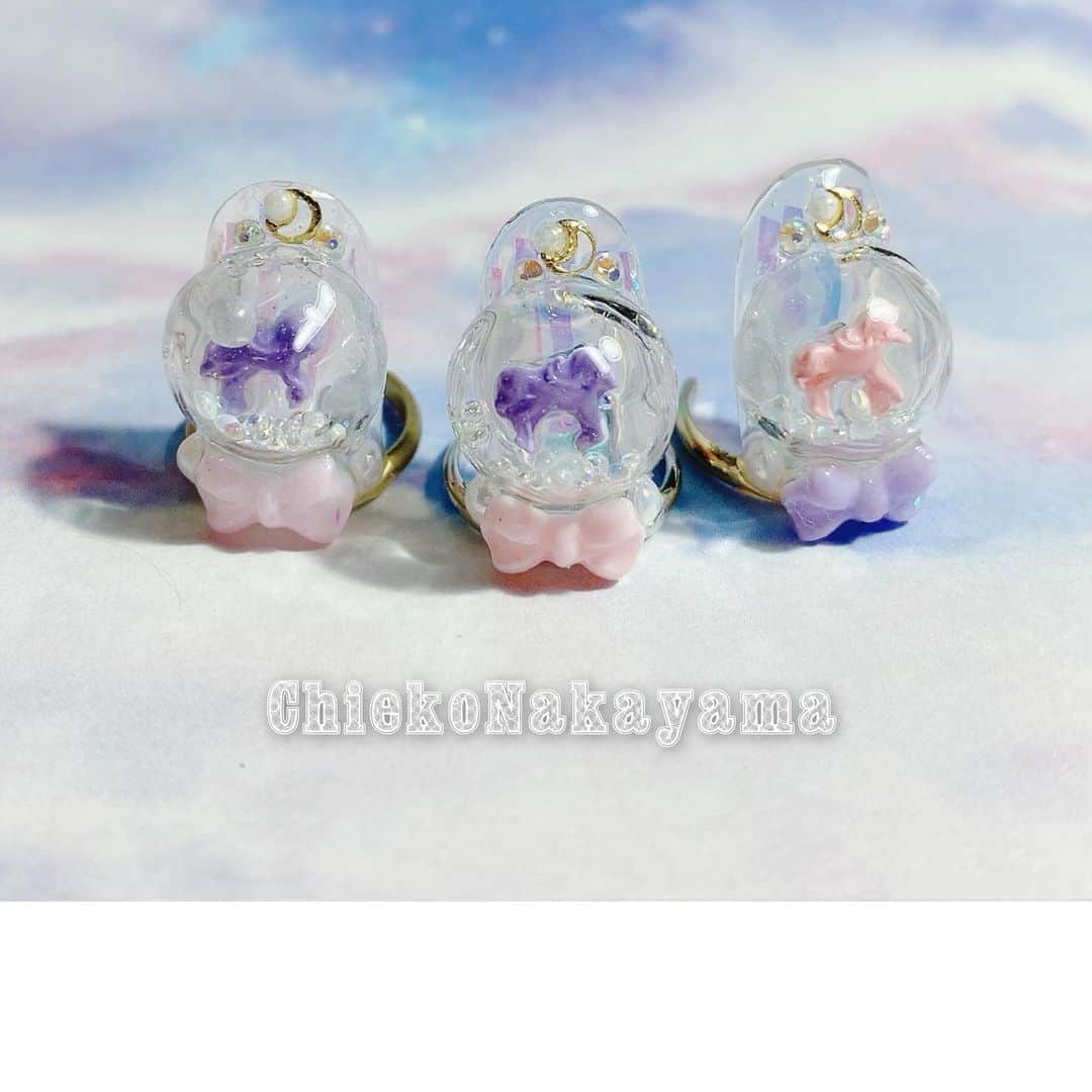 なかやまちえこのインスタグラム：「@stampnailring なかやまちえこ #ハンドメイド ネイルリング 💍⠀⠀ ドームに入ったユニコーンの再販になります✨この後しばらくこちらのデザインは作らない予定なので、気になる方はこの機会によろしくお願い致します😌🙏🙏✨⠀ 数に限りがありますのと、1点1点手作りの為同じお色の組み合わせのデザインはありません☺️💕 ⠀ ご購入は @stampnailring  のプロフィールから販売サイトに飛んでいただくか、ストーリーから飛べます☺️☺️☺️⠀ ⠀ #リングネイル は指先に #リング をはめていただくのみの取り外し簡単に爪先のオシャレを楽しめる商品です✨⠀ #スタンピングネイルリング のアカウントのストーリーハイライトのところからショッピングサイトに飛べます！⠀ 全て一点のみのお造りとなりますので、よろしくお願い致します😌🙏🙏✨⠀ #nail #nails #nailart #ネイル #美甲 #ネイルアート  #japanesenailart #manucure #japanesenails #manicurist #gelnails #أظافر #네일아트 #vẽmóng #ngườiđẹp  #เพ้นท์เล็บ #искусствоногтя #artedeuñas #เพ้นท์เล็บเจล #ジェルネイルデザイン #ネイルデザイン #senikuku #nagelkunst #ゆめかわネイル #オーロラネイル #ゆめかわいい ⠀ ・意匠登録済（デザイン特許）STAMPNAIL ・実用新案登録済（使い方特許）STAMPNAIL」