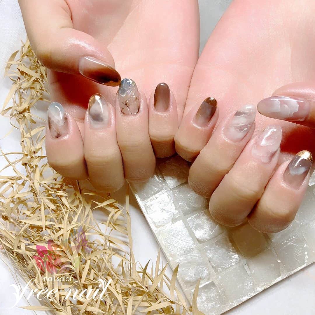 free nail フリーネイルのインスタグラム：「. お客様ネイル💅🏻🌼✨ . 天然石ネイル🪐 . 人気のブラウンミラーがおしゃれ⚜️🤎 . ご来店ありがとうございました🙇🏻‍♀️🙇🏻‍♀️🙇🏻‍♀️💗 . freenailは、緊急事態宣言発令を受け、 4/13〜4/23まで臨時休業中です。 お客様にはご不便をおかけし大変申し訳ございませんが、ご理解賜りますようお願い申し上げます。 . #ネイルアート #ジェルネイル #ネイルサロン #大阪ネイルサロン #ネイルデザイン #ネイルチェンジ #天然石ネイル #大理石ネイル #ミラーネイル #フレンチパーツ #アースカラーネイル #クリアネイル #デザインネイル #トレンドネイル #シンプルネイル #大人ネイル #春ネイル #springnails #nailsart #nailsdid #美甲 #日式美甲 #日式美甲胶 #日本美甲师 #日本美甲老师 #美甲上课 #日本胶 #フリーネイル #freenail」