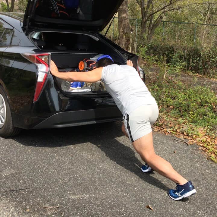 ディーン元気のインスタグラム：「ラグビーの金 正奎選手 @shokei1003 から熱男チャレンジが回ってきました。  新型コロナウィルスで多大な影響を受けてほとんどの人が大変な状況だと思います。 今を乗り越えて、いい未来にできるよう頑張りましょう。 私たちアスリートも工夫して頑張ります。  日頃家ではチューブを用いたトレーニングをして、パワートレーニングをするジムは人との接触を避ける為に行かないので、あるものでということで車を押しています。  何より今重要にしていることは、トレーニングができる環境よりも、人と接触を避けることができる環境を最優先に工夫して活動しています。  次はあなたの番です！ @t_kominami  @yujitsutsumi1222  @tonikuuselaa  宜しくお願いします！  #熱男チャレンジ」