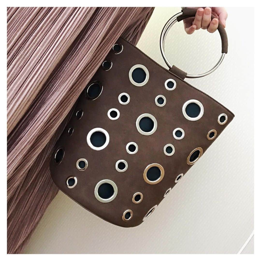 金城茉奈のインスタグラム：「my bag 👜  #halin#ハトメデザイン#bag #たくさん入るの嬉しいの #皆さんいかがお過ごしですか  #お久しぶりの投稿になってしまいました」