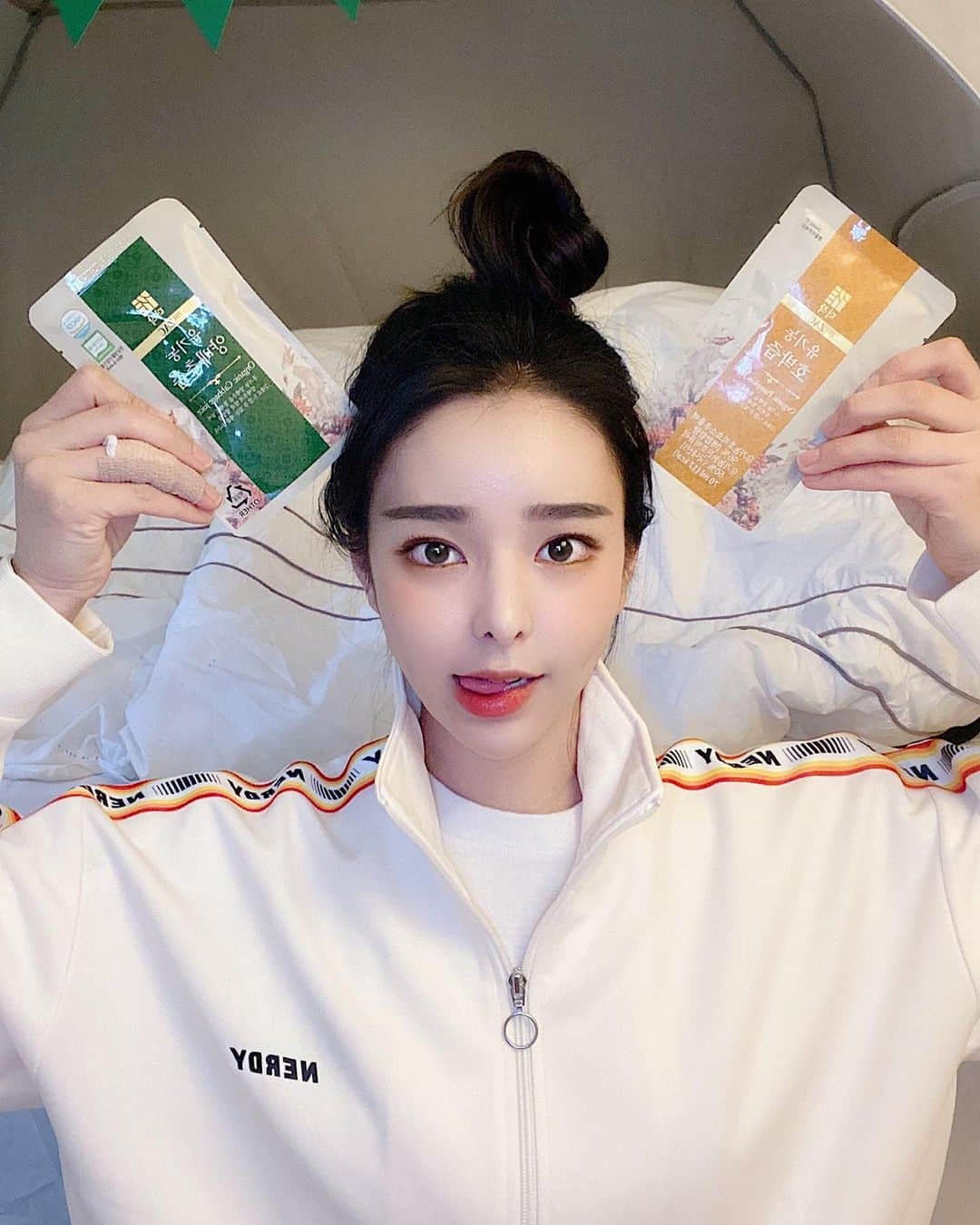 ダユンさんのインスタグラム写真 - (ダユンInstagram)「두달동안 꾸준히 테스트해본  더작 호박즙 양배추즙 드디어 오픈  제 인스타에 매일같이 올라온거 보셨죠 🥗🎃 . . 🔸15일-17일 3일간 OPEN 🔸평일 오후 2시 이전 결제완료 주문건 당일출고 . 🔸금일 주문건 내일 출고 🔸한박스에 30포 들어있어요 🙆🏻‍♀️ . . 원래 잘 붓는 타입이라 중학생때부터 다양한 호박즙을 많이 마셔봤어요 직접 건강원에서 짜서 먹어보기도 하고 그러나 맛이 그렇게 썩 좋지는 않더라구요 매운 음식을 너무 좋아해서 위도 약해져서 양배추즙도 챙겨먹는데 원효대사 해골물 맛나고 😭 . . 🔸더작 호박즙은 농도가 진해서 호박죽 맛이 나요 ! 🔸 양배추도 생 양배추 맛이 나서 거부감없이 드실 수 있어요. 🔸 몸이 잘 붓는 분들 . 🔸 염분 가득 야식 많이 드시는 분들 . 🔸 속쓰림 위염으로 고생하시는 분들 . 🔸 믿고 안전한 유기농 . . . . #프로필링크타고오세요 #맛있게건강챙기기 #하루두포 #잊지말아요😚」4月15日 14時22分 - 2__yun__2