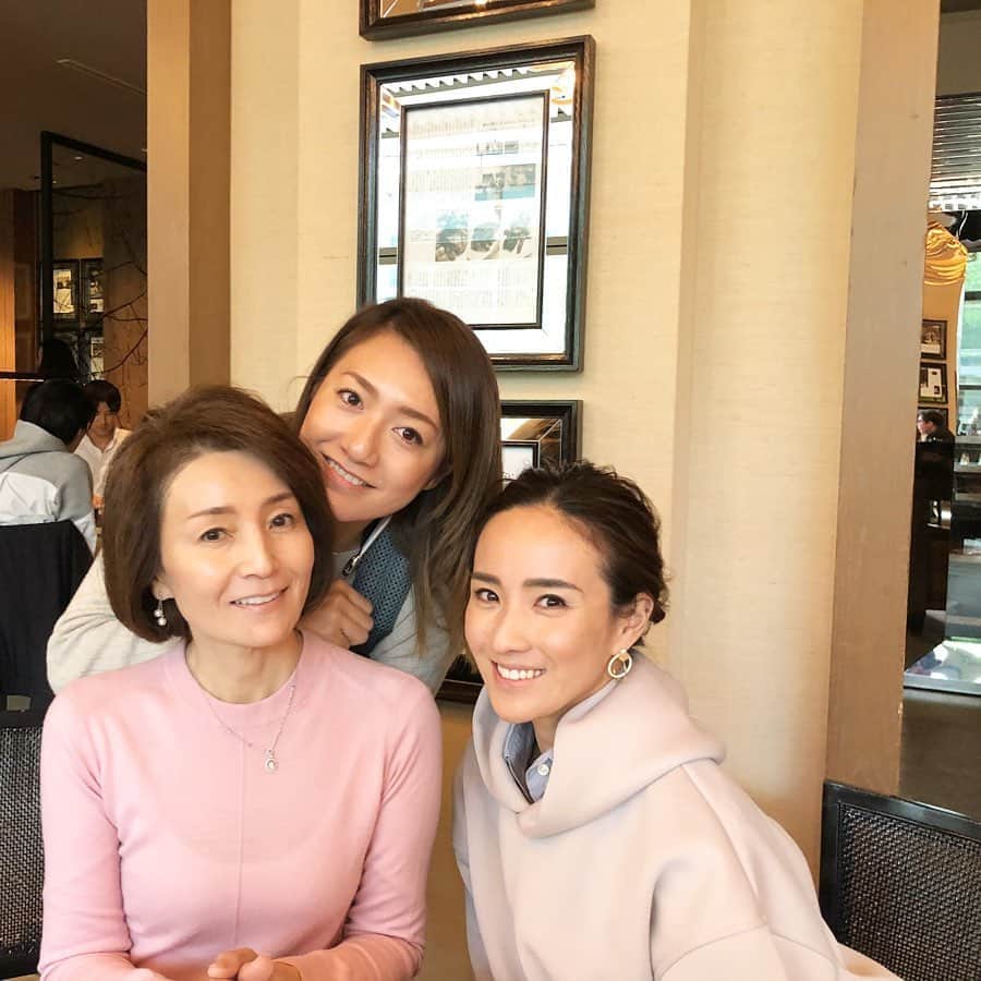 秋定麻紀子のインスタグラム：「けっこう前ですが。  仁科ファミリーとランチ。 年末年始ずっとハワイにいる時にいつも一緒で娘もお世話になりました。 ママの美しさにはいつも驚き。 本当に65歳過ぎてるんですか？？ 信じられない肌ツヤ。 シワなし。しみなし。 NOメス。NOクリニック。(ここ重要) この日ママはNOファンデ。 この写真は加工なし。 私BBクリーム塗ってコンシーラ（笑） なぜ？なんで？どうして？ いつも秘訣を教えてもらってます。 それに比べて娘はズボラw そのやり取りを見てるのがいつも面白い。 #楽しい時間が懐かしい #仁科ファミリー #仁科仁美 #仁科亜希子  #肌ツヤ #noファンデ #noクリニック」