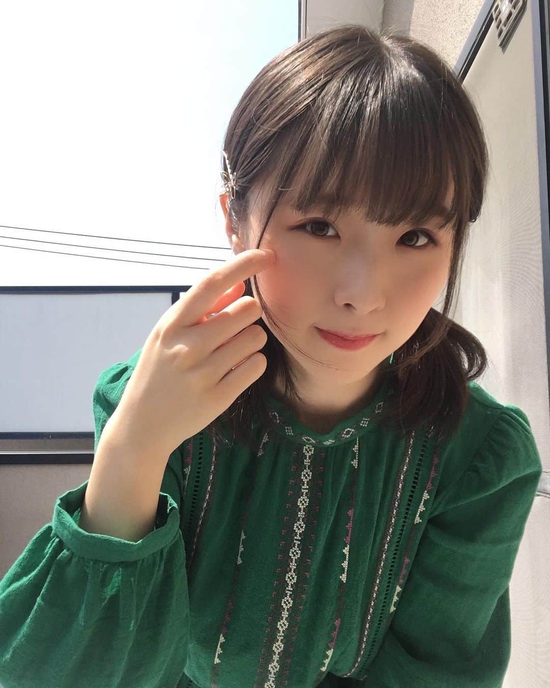 南端まいなのインスタグラム：「暖かいのでベランダで日向ぼっこ🌞 眉毛を眉マスカラで茶色にしてるんだけど、前髪に隠れて全然見えない。 今日の1番のポイント…」