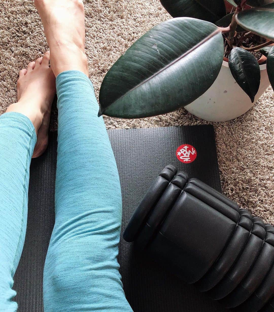 東美樹さんのインスタグラム写真 - (東美樹Instagram)「I woke up feeling a little sluggish and grumpy this morning but a cup of morning coffee and yoga with my new yoga mat from @mandukayoga uplifted me☕️☀️🌱those little things in a day 🙏🏼✨ マンドゥカのヨガマット、らぶ！ 滑りにくくて軽くてとても丈夫！環境にも優しいから嬉しい💛地球に優しく生きたいね🌱🌏🧘🏽 ヨガマット詳細➡️ @manduka_japan . #マンドゥカ #Manduka  #ヨガのある暮らし #ヨガマット #おうちヨガ #ヨガライフ  #サステナブル #マインドフルネス #yogi #yogamat #sustainableyogawear #zen #animist #mindfulness #bliss」4月15日 14時27分 - mikko.36___