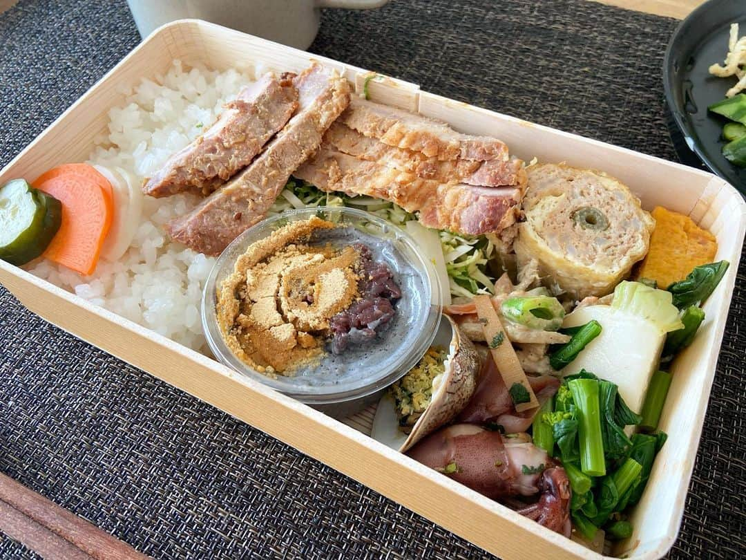 野沢和香さんのインスタグラム写真 - (野沢和香Instagram)「大好きなレストラン　#庭 のお弁当✨  さすがに自分の料理に飽きた頃、 大好きなお友達が、庭がテイクアウト始めたよ〜🤩♪とお弁当を🍱🚴‍♀️届けでくれた！  UberEatsですか🤣？といらうくらい風のように去っていったwけど、 こういう気持ちにほっこり癒される☺️✨🙏ありがとう！  丁寧に作ったお味はお弁当でも変わらずでした😍 最近、テイクアウトをはじめられたレストランも増えてうれしい✨ 状況が変わっても、柔軟にお仕事し続ける皆様の工夫に拍手です👏  皆さんの好きなレストランもテイクアウトはじめているかも🤩？！ どうせならお家Lifeを楽しんじゃおう😍  #庭弁　#0364161118」4月15日 14時31分 - wakanozawa