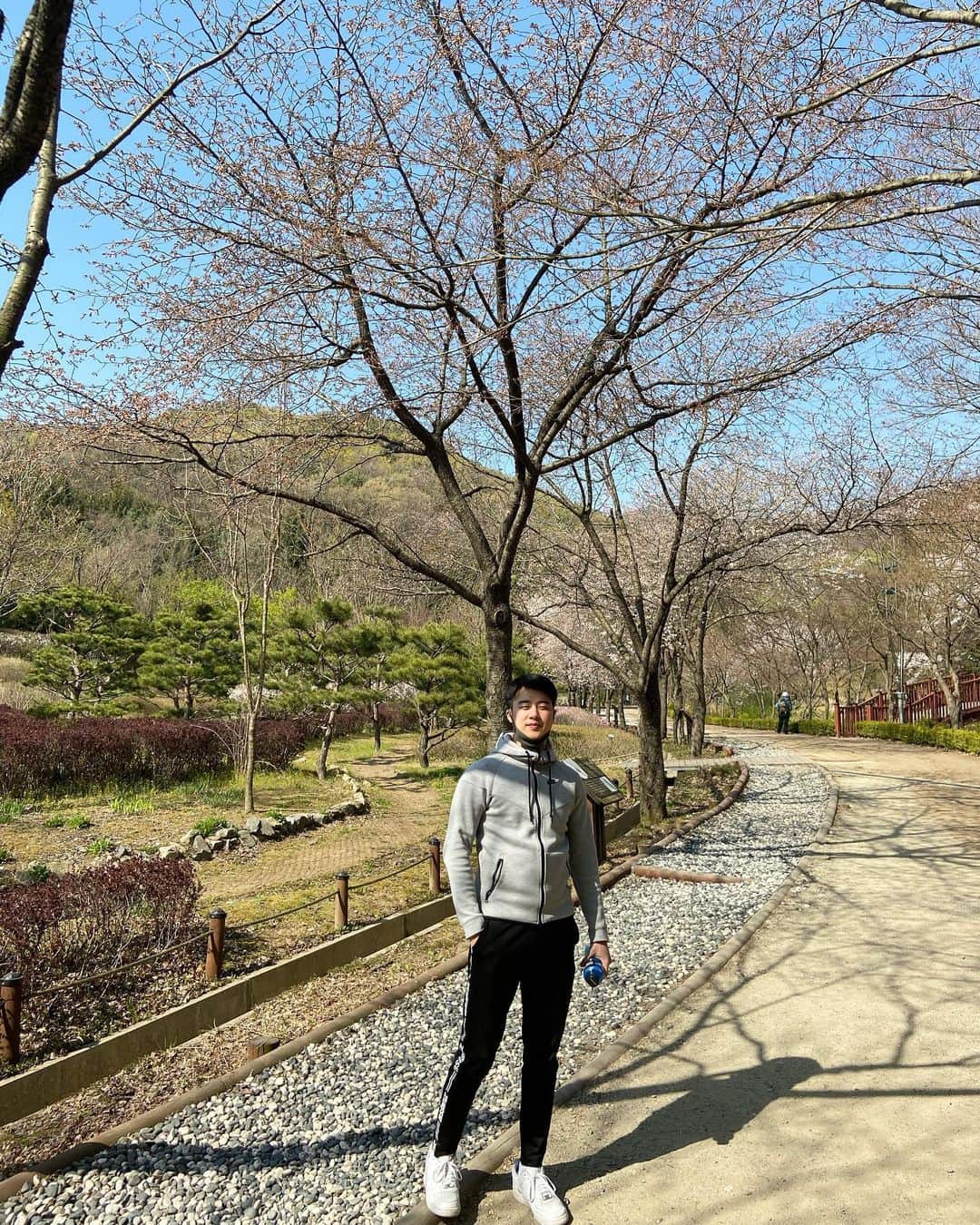 ジュノさんのインスタグラム写真 - (ジュノInstagram)「날이 좋아서 벚꽃도 더 이쁘게보였다🌸 天気が良すぎて桜がもっと綺麗に見えてました😍久々のアップロード⬆️ . . . #JG #joonho #daily」4月15日 14時42分 - joonho_jg