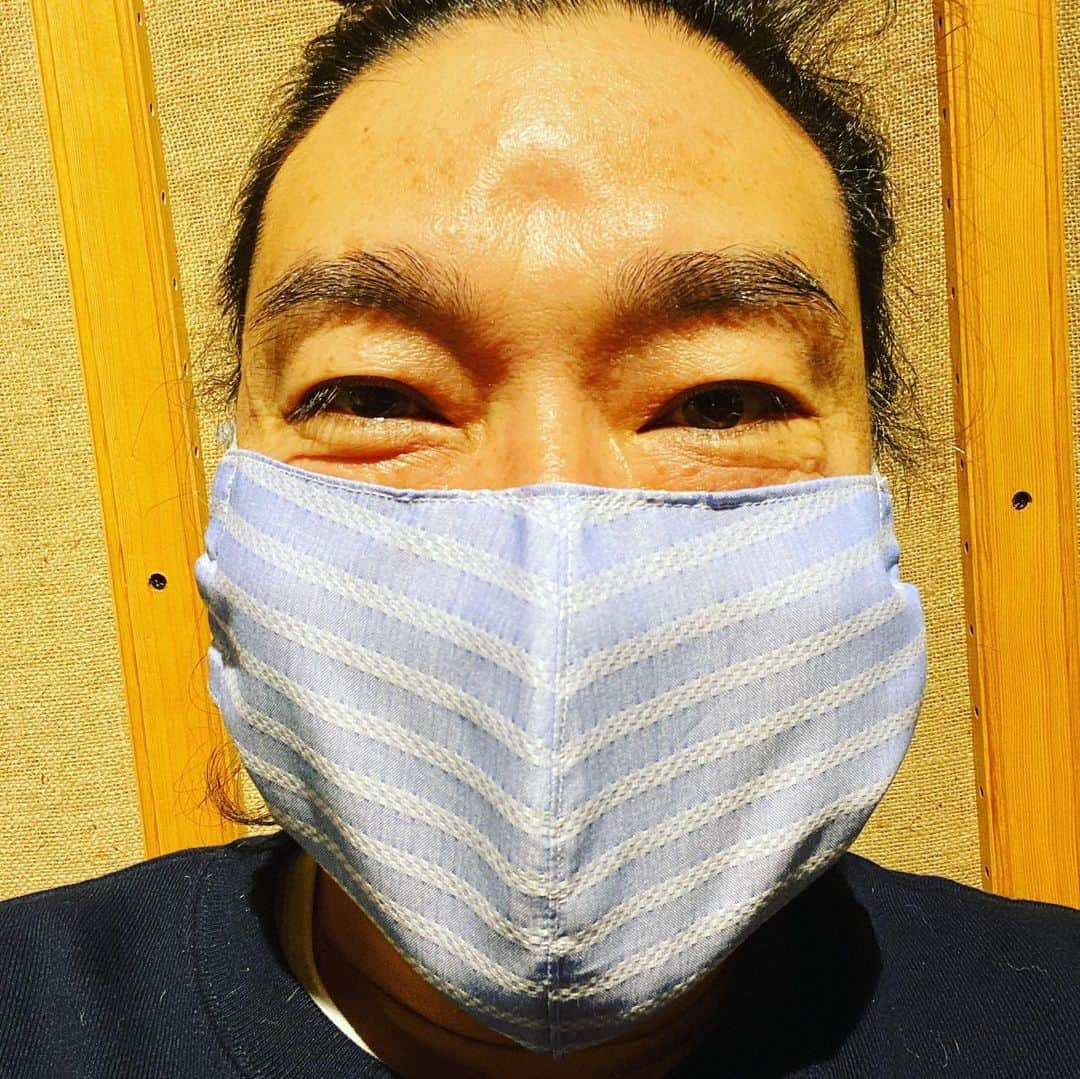 トータス松本のインスタグラム：「いい！ ふるさと西脇市の播州織マスク！かわいい！ #アベノマスクの #倍の大きさ」