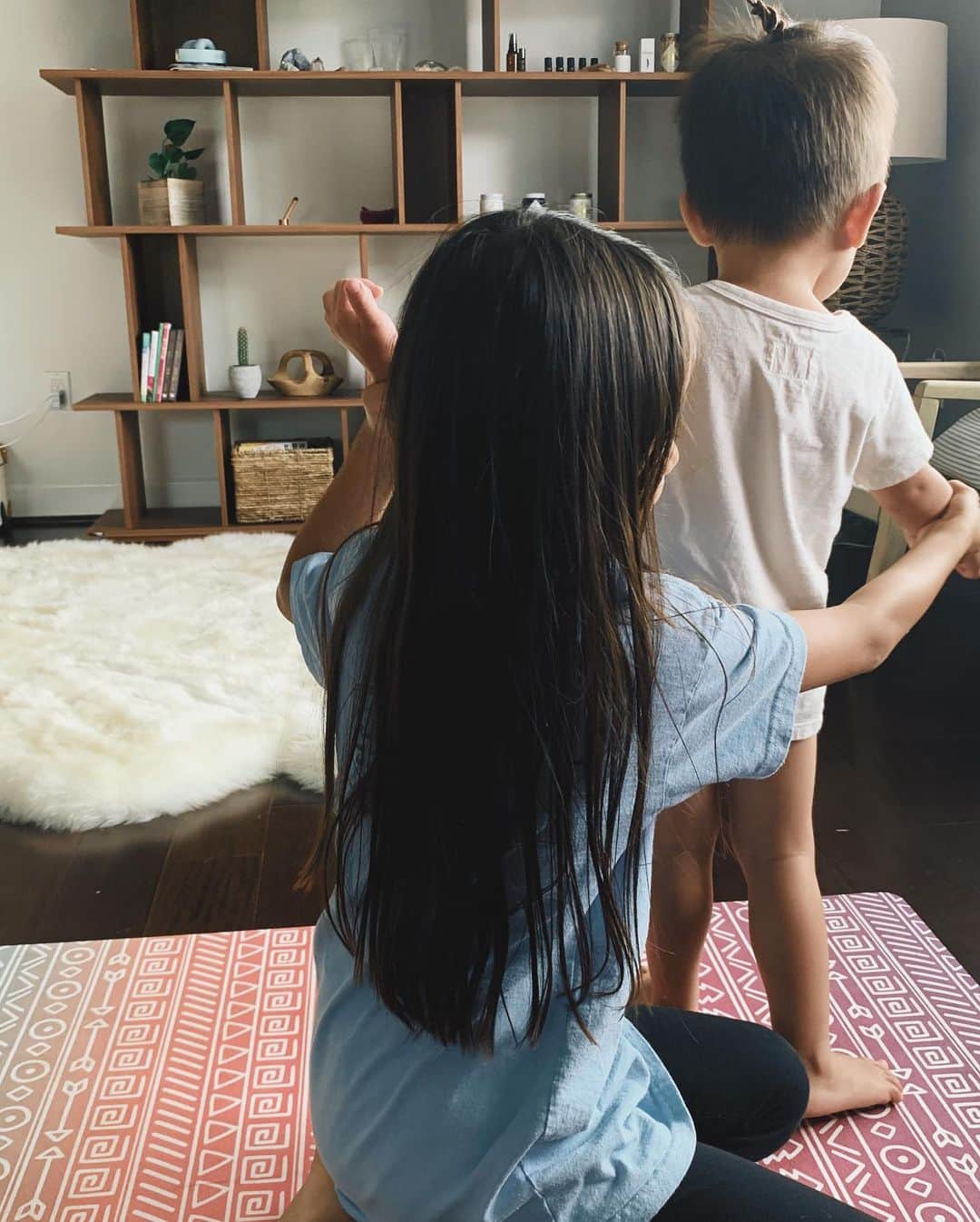 吉川ひなのさんのインスタグラム写真 - (吉川ひなのInstagram)「瞑想大好きな息子ですが、最近娘とわたしのyogaにも参加してくる❤︎ お姉ちゃんにポーズを直してもらって、おまけに髪の毛結ばれてる笑  #HinanoYogaLife」4月15日 14時44分 - hinanoyoshikawa