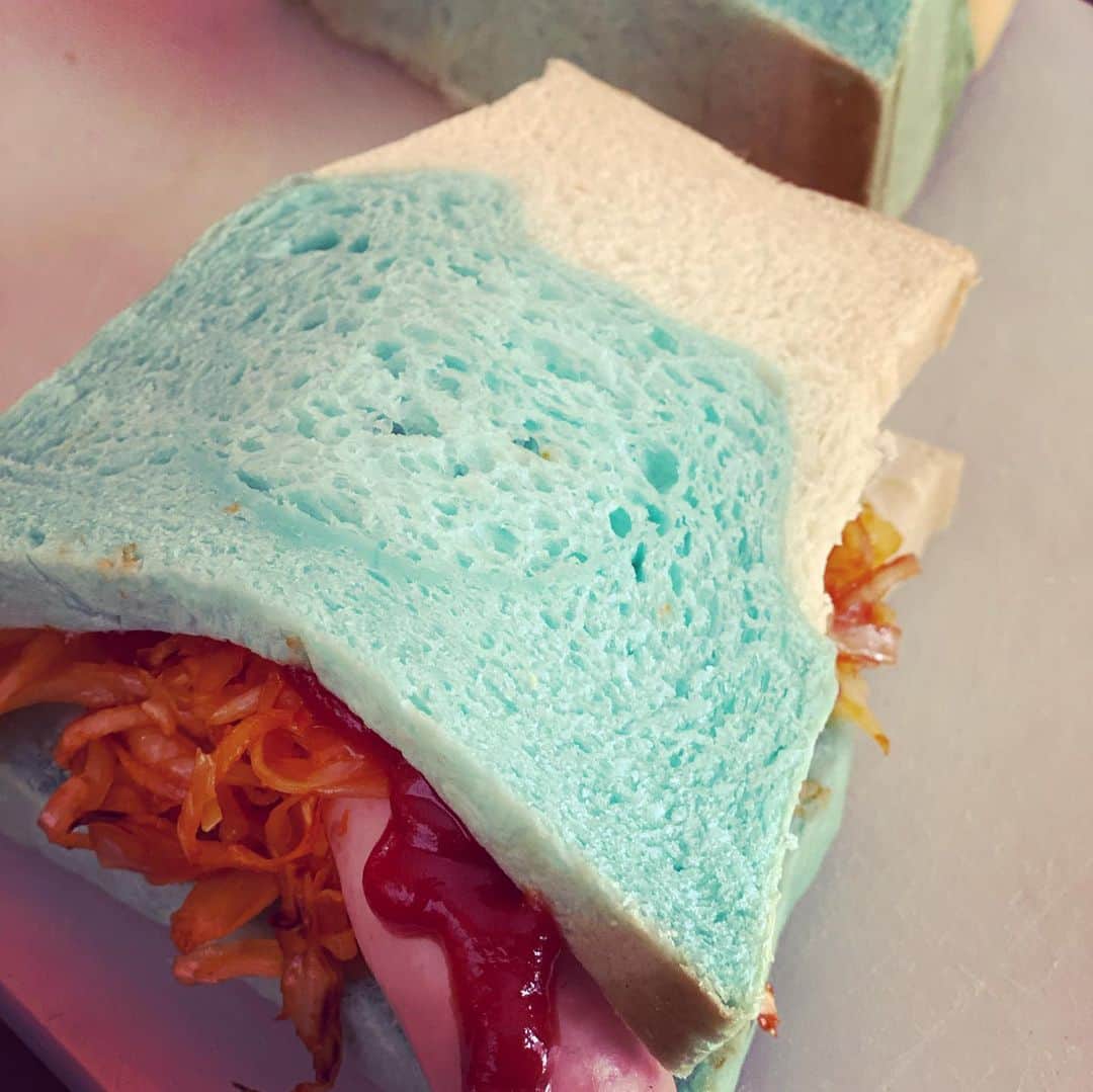 岡田美里さんのインスタグラム写真 - (岡田美里Instagram)「このパンはお土産で…HOTDOGが食べたくて…でもパンがこれしかなくて…これはDOGではなく、 まぎれもなく富士山(笑) キャベツは炒めてケチャップをからめてから。 切り口は岡本太郎っぽく元気な感じで！ #富士山#富士山パン#パン#mitsuboshi包丁#三つ星#三星刃物#和nagomi」4月15日 14時45分 - millieokada