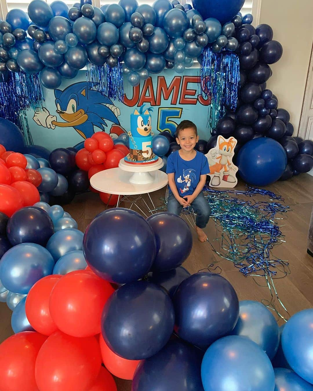 サラ・ステージさんのインスタグラム写真 - (サラ・ステージInstagram)「He said this was his best birthday ever 😭 thanks to our friends and family who made james feel so special on his 5th birthday. AND The last slide, i was crying all day. To show you how big James heart is, i asked him what he wanted for his birthday and he said balloons for Logan and toys for his brother and all of this friends. Thank you God for blessing me. #quarantinebirthday  Also, THANK YOU to every single one of you who reached out, appreciate you! BALLOONS: @the.balloon.co_ @onesocialdesign  CAKE: @rockiiescakes SPIDER-MAN MESSAGE : @superflyent」4月15日 14時48分 - sarahstage