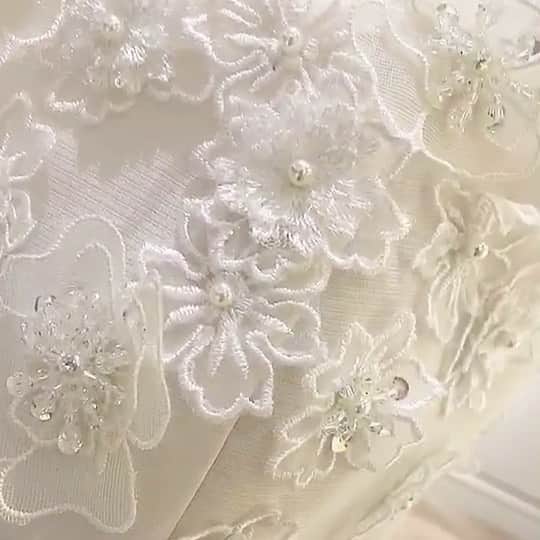 のインスタグラム：「#thehany_dressmovie  3Dフラワーが施されたドレス💕 . ご結婚式入場時はおしゃれでシンプルな印象に、 花嫁様に近づくとお花とビーズがさりげなく輝く大人可愛いデザイン🌸 . ドレスは　#thehanyクリオ  東京本店でのみご試着可能です◎ #thehany2019dresscollection  #thehany  #thehany_weddingdress  #ザハニー #伊藤羽仁衣 #ウェディングドレス #カラードレス #結婚式準備 #ウェディングドレス試着 #カラードレス試着　 #レストランウェディング　 #花嫁コーディネート . #プレ花嫁  #大人可愛い . . . ---------------------- 【THE HANY直営店】 ( 全店舗 完全予約制 ) ○直営店ではディズニープリンセスドレスコレクション・伊藤羽仁衣プロデュース和装もお取り扱いしております。 . ○東京店・大阪店は会場と提携しておりません。 ご結婚会場へ《衣裳を持ち込む》ことができるかどうかをご確認の上、THE HANYへお問い合わせをいただくとスムーズにご予約が承ることができます✨ . ○札幌店のみ、提携会場がございます！ . ○海外挙式・リゾート挙式でもレンタルドレスをご利用可能です。 . ○フォトウェディングとして、撮影のみでTHE HANYのドレスをレンタルしていただくことも可能です！ . 直営店定休日：火曜日 . ●東京本店：東京都港区南青山２-８-２ 南青山サマリヤマンション 801号室​ 電話： 03 5413 3982 メール：info@the-hany.jp 営業時間：11:00〜19:00 ※5/6まで12:00〜17:00営業時間短縮しています。 青山一丁目駅または乃木坂駅より徒歩5分ほどです。 ※Instagramにでてくる【THE HANY】の位置情報は以前の店舗住所となりますのでお間違いのないようにお願いいたします。(住所が合っていてもスポットが間違っています🙇‍♀️) また、Google等で検索された場合も以前の住所が出る場合があります。ご迷惑をおかけいたしますが、店舗に直接アクセス方法をご確認いただくか、THE HANY公式サイト→ショップリスト→TOKYOから住所をご確認ください。 . 📱 東京本店LINEお友達登録はこちら https://lin.ee/s1NetpY . ●大阪店 : 大阪府大阪市中央区南船場4-11-20 G-TERRACE心斎橋1F 電話 : 06 6252 8210  メール：osaka@the-hany.jp 営業時間:11:00〜19:00 . ※5/6まで12:00〜17:00営業時間短縮しています。 📱大阪店LINEお友達登録はこちら https://lin.ee/4AEzsll 📷大阪店オリジナルフォトプランもご用意しております✨ . . . ●札幌店 : 北海道札幌市中央区南3条西2丁目7番KT三条ビル1F 電話 : 011 280 8282 メール：info@hany-wedding.co.jp　 札幌店のみ提携式場がございます。 営業時間：11:00〜18:00 ※ディズニープリンセスドレスコレクション・和装に加え、タキシード・モーニング・留袖のお取扱もしています。 📷札幌店オリジナルフォトプランもご用意しています。」
