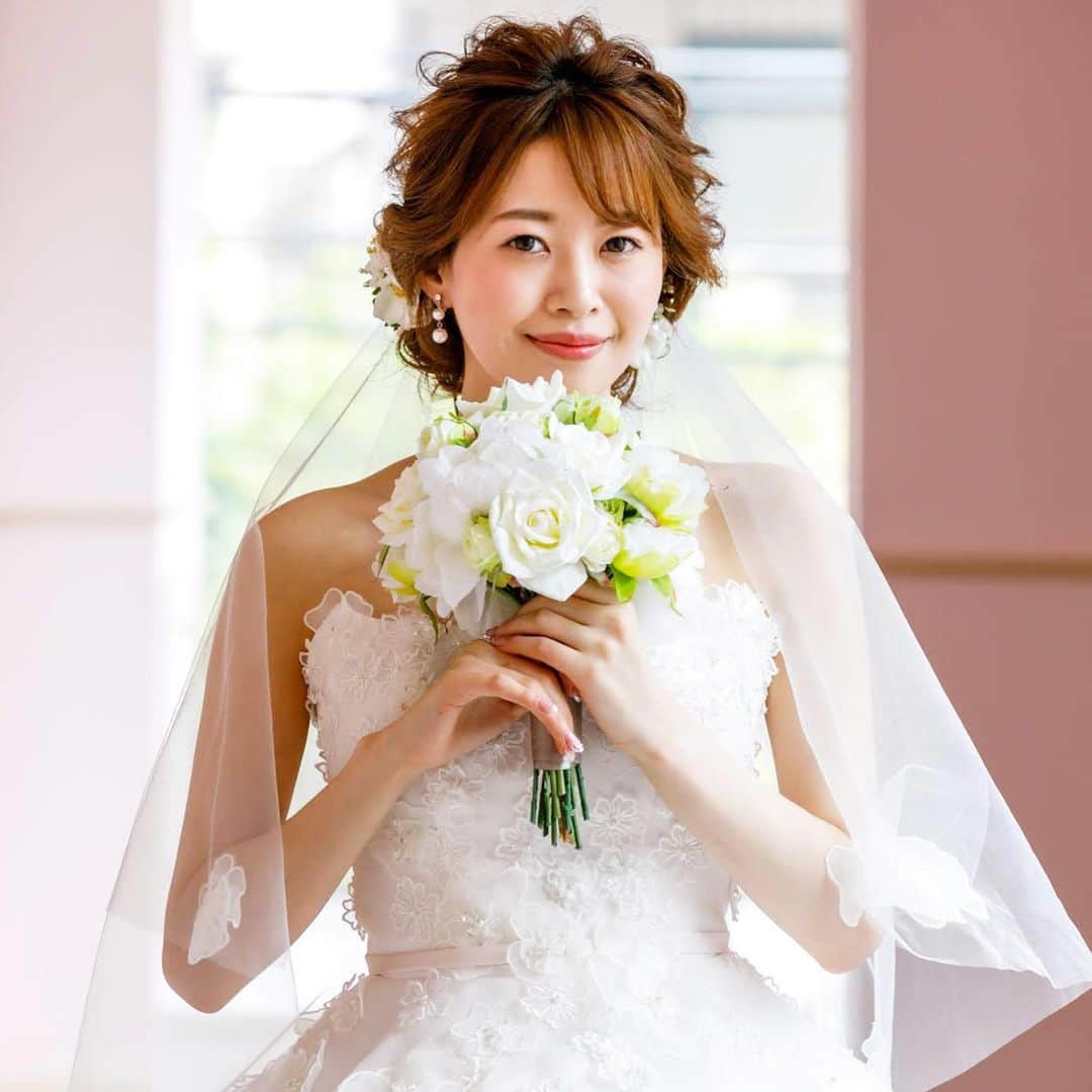 のインスタグラム：「THE HANYのドレスコレクションの中でも、特に伊藤羽仁衣がこだわったドレスを #thehany_couture としてご紹介しています❤️ . . 【THE HANY COUTURE】 現在までもTHE HANYは「オートクチュール」のようなデザインを多数発表してきました。 . 通常レンタルドレスではできないような素材を使用したり、 手作業でしか仕上げることのできないデザイン等… 伊藤羽仁衣がうみだす唯一無二のドレスはTHE HANYでしかご覧いただけないのです。 . 2019年発表のデザインは、今までよりもさらに大人の女性にもフィットする エレガントでラグジュアリーなラインナップをご用意しております。 . .写真のドレスは、 【Clioクリオ(THE HANY COUTURE )】 #thehanyクリオ . 柔らかなオーガンジーに 何種類もの３Dフラワーを散りばめたシンプルかつ華やかなウェディングドレス。 . シンプルさの中に シェルピンクに染められたベルトがキラリと光ります。 . ドレスとおそろいのショートベールもご用意しております。 クリオは東京本店でのみご試着いただけます。 . . . #thehany2019dresscollection  #thehany  #thehany_weddingdress  #ザハニー #伊藤羽仁衣 #ウェディングドレス #カラードレス #結婚式準備 #ウェディングドレス試着 #カラードレス試着　 #レストランウェディング　 #花嫁コーディネート . #プレ花嫁  #大人可愛い  #花嫁ヘア . . ---------------------- 【THE HANY直営店】 ( 全店舗 完全予約制 ) ○直営店ではディズニープリンセスドレスコレクション・伊藤羽仁衣プロデュース和装もお取り扱いしております。 . ○東京店・大阪店は会場と提携しておりません。 ご結婚会場へ《衣裳を持ち込む》ことができるかどうかをご確認の上、THE HANYへお問い合わせをいただくとスムーズにご予約が承ることができます✨ . ○札幌店のみ、提携会場がございます！ . ○海外挙式・リゾート挙式でもレンタルドレスをご利用可能です。 . ○フォトウェディングとして、撮影のみでTHE HANYのドレスをレンタルしていただくことも可能です！ . 直営店定休日：火曜日 . ●東京本店：東京都港区南青山２-８-２ 南青山サマリヤマンション 801号室​ 電話： 03 5413 3982 メール：info@the-hany.jp 営業時間：11:00〜19:00 ※5/6まで12:00〜17:00営業時間短縮しています。 青山一丁目駅または乃木坂駅より徒歩5分ほどです。 ※Instagramにでてくる【THE HANY】の位置情報は以前の店舗住所となりますのでお間違いのないようにお願いいたします。(住所が合っていてもスポットが間違っています🙇‍♀️) また、Google等で検索された場合も以前の住所が出る場合があります。ご迷惑をおかけいたしますが、店舗に直接アクセス方法をご確認いただくか、THE HANY公式サイト→ショップリスト→TOKYOから住所をご確認ください。 . 📱 東京本店LINEお友達登録はこちら https://lin.ee/s1NetpY . ●大阪店 : 大阪府大阪市中央区南船場4-11-20 G-TERRACE心斎橋1F 電話 : 06 6252 8210  メール：osaka@the-hany.jp 営業時間:11:00〜19:00 . ※5/6まで12:00〜17:00営業時間短縮しています。 📱大阪店LINEお友達登録はこちら https://lin.ee/4AEzsll 📷大阪店オリジナルフォトプランもご用意しております✨ . . . ●札幌店 : 北海道札幌市中央区南3条西2丁目7番KT三条ビル1F 電話 : 011 280 8282 メール：info@hany-wedding.co.jp　 札幌店のみ提携式場がございます。 営業時間：11:00〜18:00 ※ディズニープリンセスドレスコレクション・和装に加え、タキシード・モーニング・留袖のお取扱もしています。 📷札幌店オリジナルフォトプランもご用意しています。」