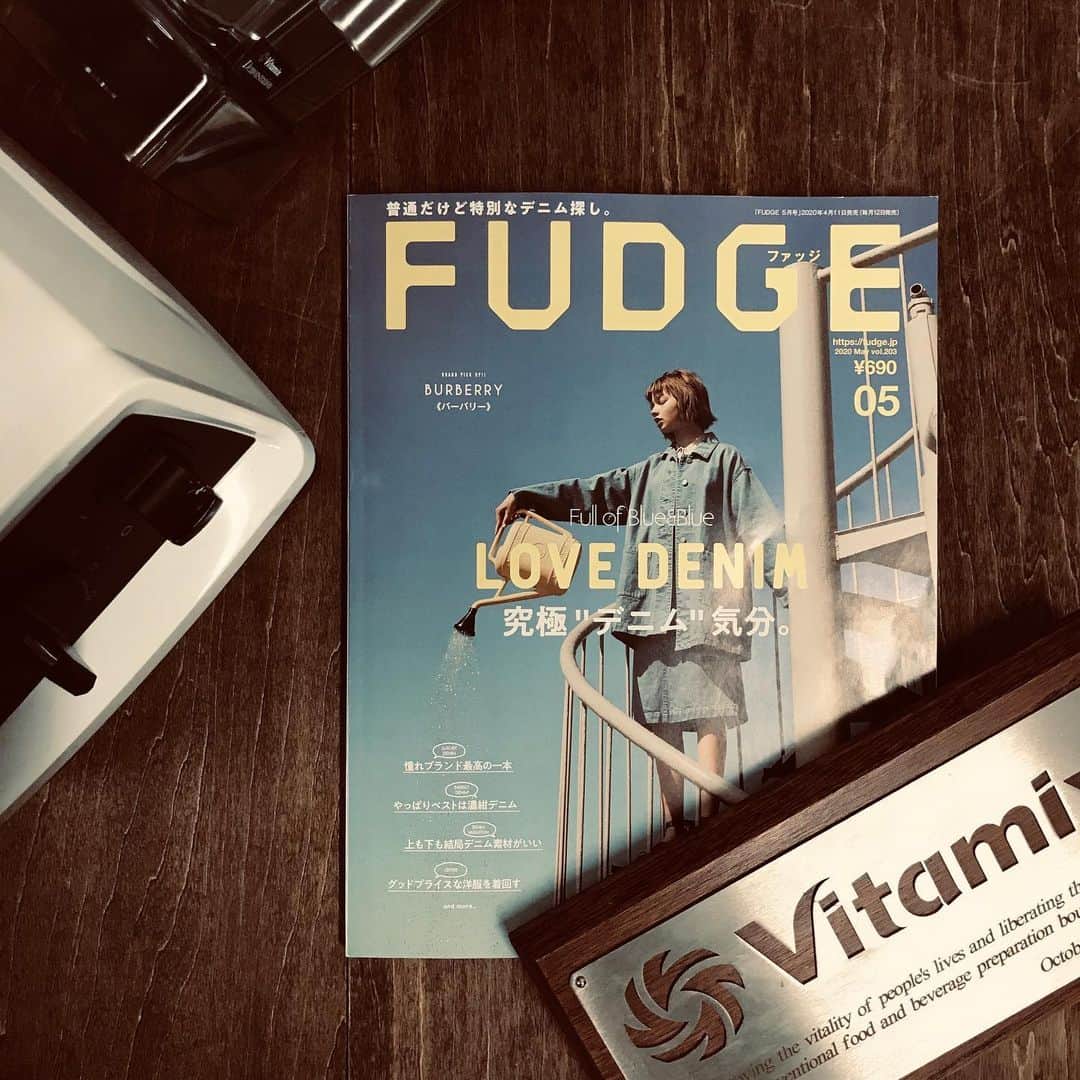 Vitamix Japanさんのインスタグラム写真 - (Vitamix JapanInstagram)「【FUDGE 5月号】@fudge_magazine でE310を掲載いただきました😊 . スタイリッシュな大人の女性に向けて、 ファッションはもちろんライフスタイルまで提案する雑誌FUDGE。 今月の特集は「究極”デニム”気分。」特集❤️ . その中でとってもオシャレな朝食のワンシーンでE310を使用いただきました。 雑多なようで、それぞれのアイテムにこだわりが感じられるキッチン♪素敵ですね。 . 絶賛発売中ですので、是非チェックしてくださいね😊 ⁣⁣⁣⁣⁣. #vitamix_japan #vitamix #バイタミックス #wholefood #healty #healthyfood #superfood #vegan #スムージー #ホールフード #スーパーフード #健康 #健康食 #家電 #調理家電 #vitamixのある暮らし #ブレンダー #ダイエット #ボディメイク #丁寧な暮らし #暮らしを整える #おうちごはん #おうじじかん #おうちカフェ #クレンズフード #キッチン用品 #cooking #instafood #バイタミックスメディア掲載」4月15日 14時54分 - vitamix_japan