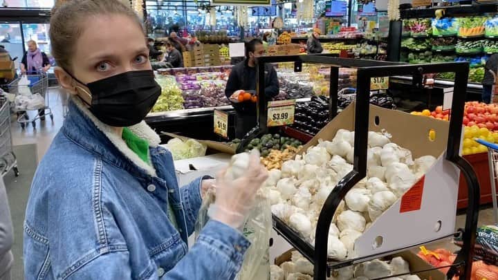 ヴラダ・ロスリャコヴァのインスタグラム：「Спасибо огромное всем, кто предоставил своё жильё, а так же тем, кто помог собрать нам деньги на проживание и питание наших соотечественников, которые в течении двух недель не могли вылететь из США и остались без средств к существованию. Отдельная благодарность магазину @netcostmarket который  бесплатно привозил горячие обеды людям, оставшимся без крова. Первые дни @makovkabun сама готовила и отвозила обеды людям, а @marchelka408 с @nadyatorshenko отвозили ужин. Неравнодушные  @katrina.kruglova @natalyapiro @milagros_olga @khalildin @olgayork @mikh_olya @killthestar разместили у себя семьи... И это ещё не все... нет слов... пойду искать... переполняют чувства, какие же вы все классные! @rus_usa_org」