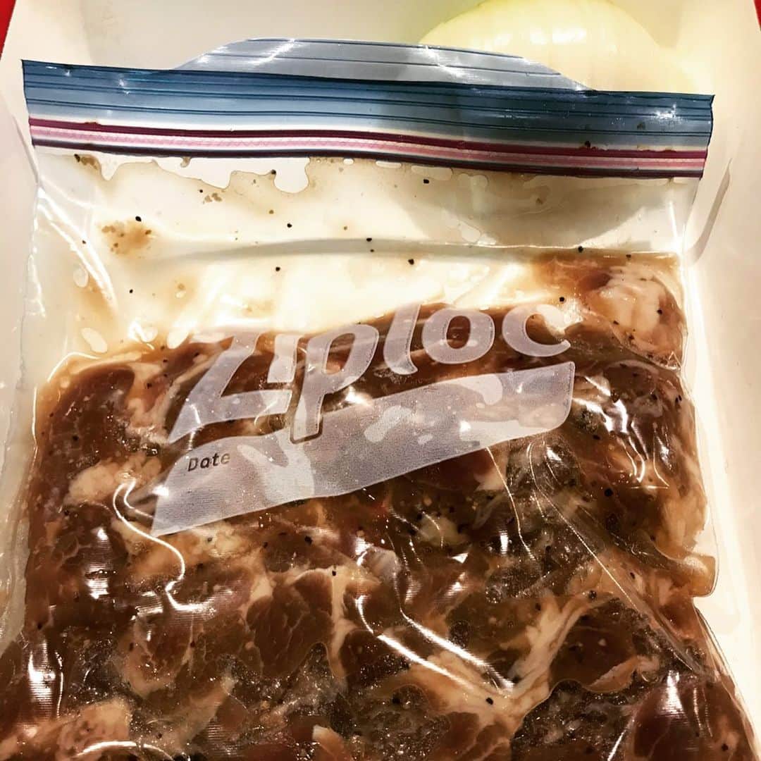 桜井誠さんのインスタグラム写真 - (桜井誠Instagram)「今日の夕飯は旭川ジンギスカンバル　マルマサ @marumasa.asahikawa のお取り寄せジンギスカン🥩 タレで味付けされた肉が冷凍で届きます。 玉ねぎと一緒に炒めるだけで、あっという間に本場のジンギスカンが楽しめるなんて。しかも柔らかく臭みもない本当に美味しいジンギスカン。 今回はクラウドファインディングという形で販売してます。 @marumasa.asahikawa に支援方法を載せた投稿があるので、是非応援してあげてください。paypayも使えるみたいです！ #まるまさ　#ジンギスカン　#桜井食堂」4月15日 20時33分 - m_sakurai_da