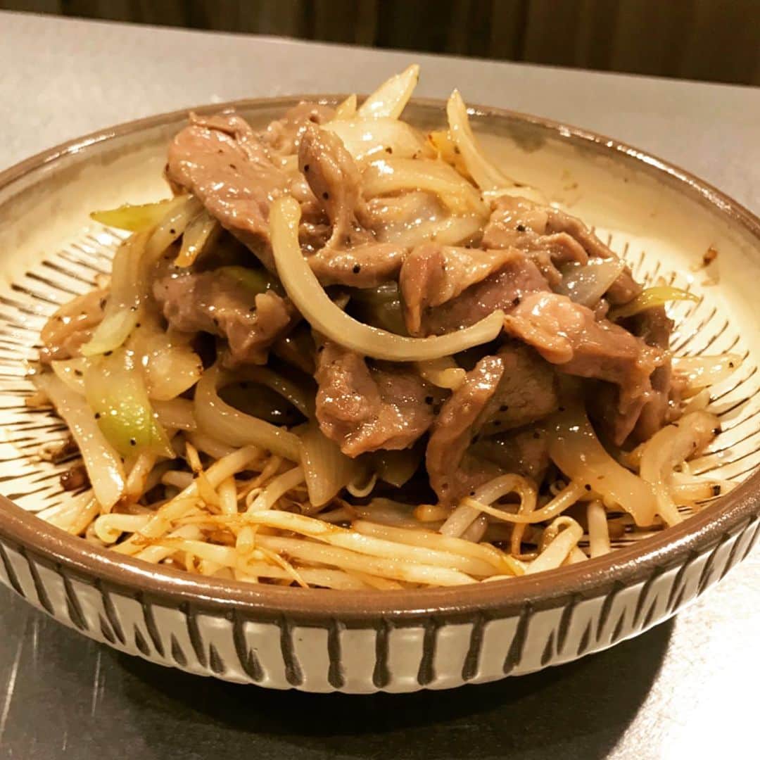 桜井誠のインスタグラム：「今日の夕飯は旭川ジンギスカンバル　マルマサ @marumasa.asahikawa のお取り寄せジンギスカン🥩 タレで味付けされた肉が冷凍で届きます。 玉ねぎと一緒に炒めるだけで、あっという間に本場のジンギスカンが楽しめるなんて。しかも柔らかく臭みもない本当に美味しいジンギスカン。 今回はクラウドファインディングという形で販売してます。 @marumasa.asahikawa に支援方法を載せた投稿があるので、是非応援してあげてください。paypayも使えるみたいです！ #まるまさ　#ジンギスカン　#桜井食堂」