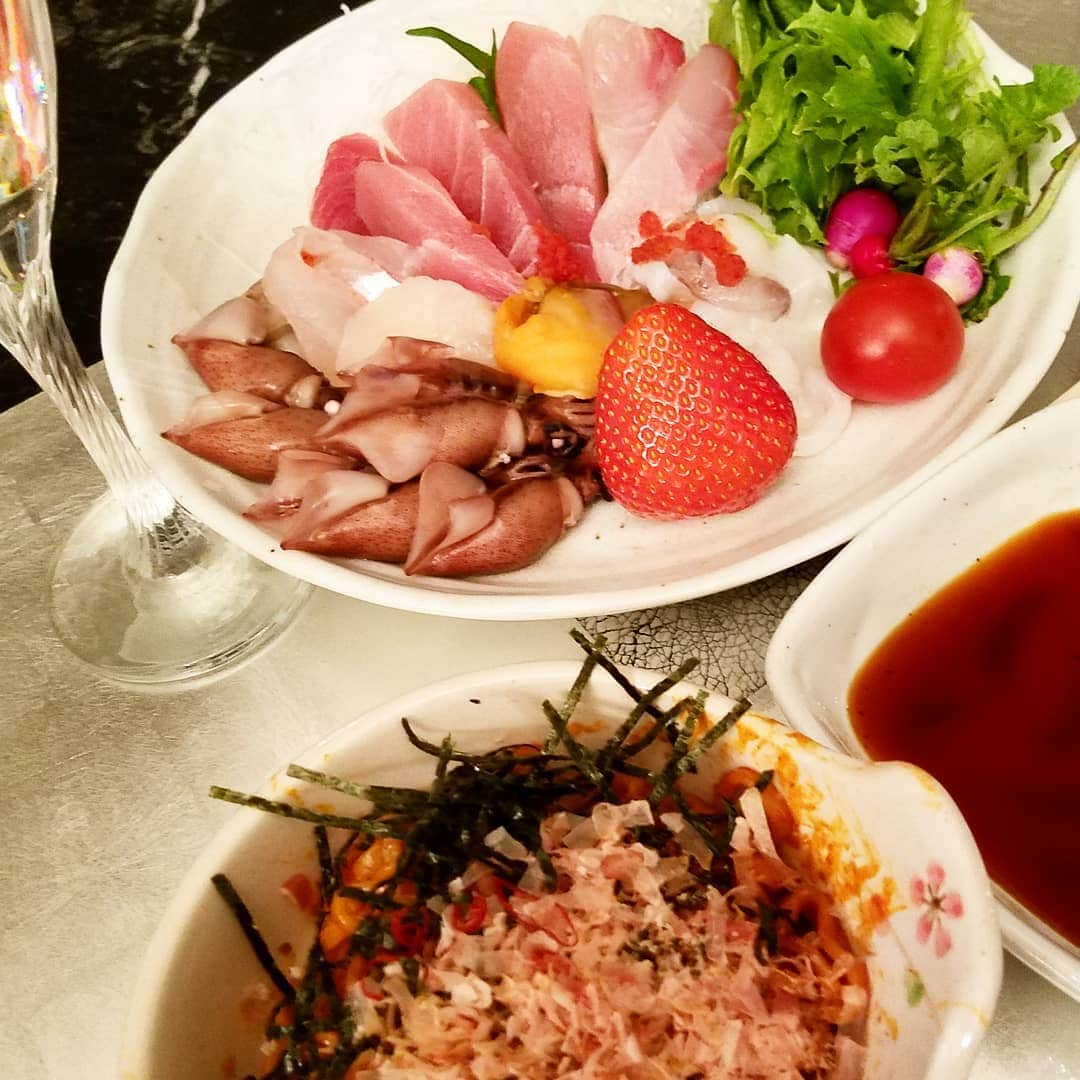 黒田啓蔵さんのインスタグラム写真 - (黒田啓蔵Instagram)「今日も家ご飯、さ.し.み.. 手抜きかぁ、でもね美味しかった。 毎日作ってるみんなに、乾杯🍻 明日も頑張って参りましょ✨ #家ご飯 #刺身#楽しんで #がんばろう」4月15日 20時33分 - kurodakeizo