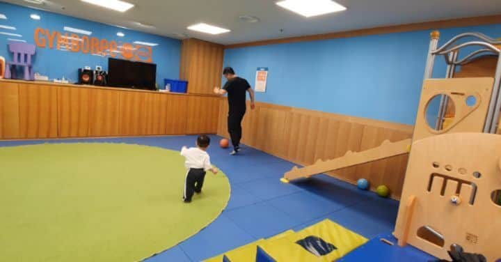 ミン・ヨンウォンのインスタグラム：「투표후 자유시간~~!!♡.♡ #체육인 #체육꿈나무 🏃‍♂️🤸‍♂️🤾‍♂️ . 아들은 역시 아빠가 놀아주는게 최고네요. 👏👏👏👍👍👍👍 . . . . . #13갤아기 #돌아기  #아기모델 💌#밍크뮤 👍 #리틀그라운드 #블루독 🐶매니아  #육아일기 #신혼일기 #육아맘 #육아소통 #일상 #소통 #맞팔 #데일리 #황금돼지띠아들 #오오티디  #베이비스타그램 #daddy #play #baby #babyboy #birthdayboy #love #family #friends」