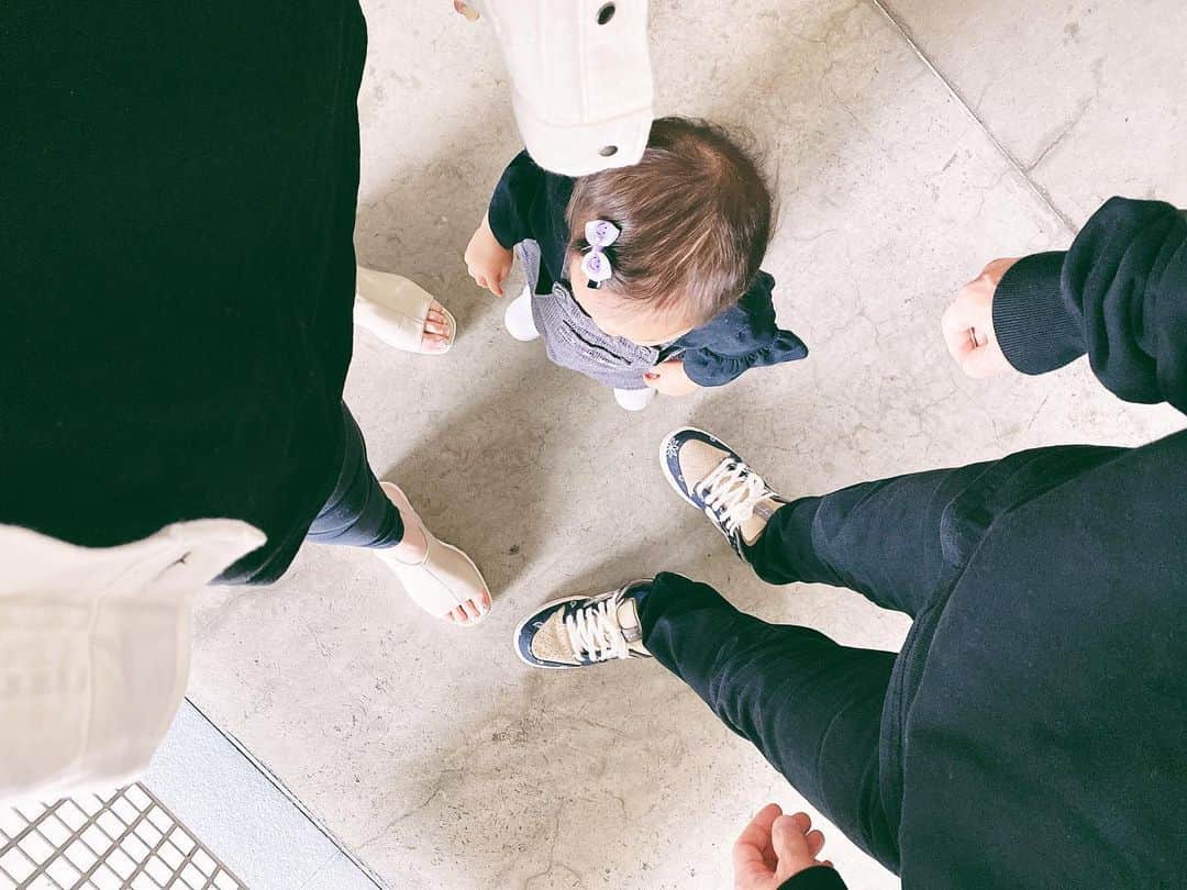 shihoのインスタグラム：「どこにもいかないけど みんなでブラックコーデ😎笑  今は少しでも気分をあげるために 大事なことよね🖤 . . . 娘さんがヘアピンを つけてくれました😳 いつもつけた瞬間に 外されるから 奇跡かとおもったよ😳 . . . #family#codenate #shoes」