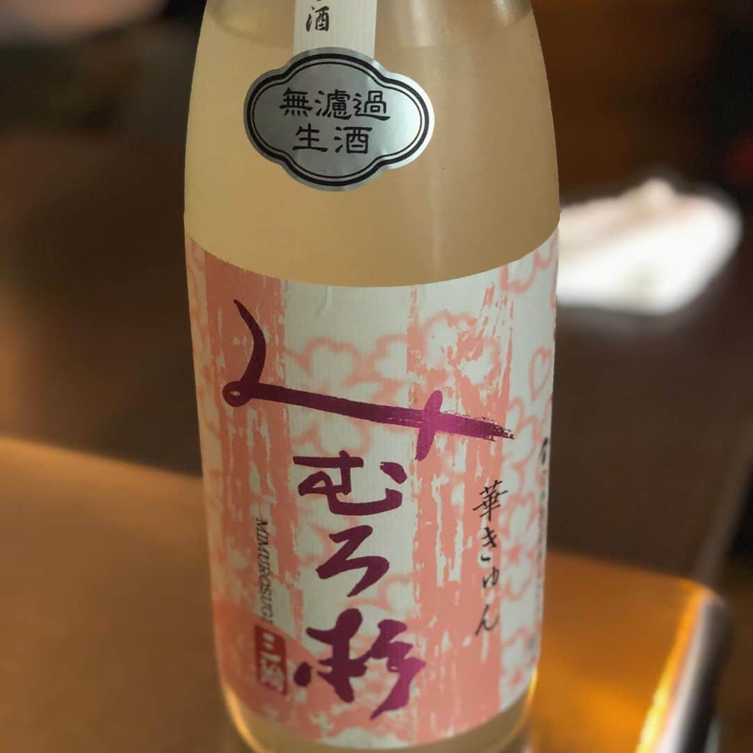 高野祐衣さんのインスタグラム写真 - (高野祐衣Instagram)「この日本酒美味しかったな〜♡﻿ 3月に飲んだのだけど、﻿ 酒屋さんにまだあるかな☺︎﻿ ﻿ ﻿ ﻿ ﻿ 「みむろ杉」華きゅん ﻿ ﻿ ﻿ 華きゅんだよ華きゅん！﻿ 名前だけでも惹かれるのに味も最高🌟﻿ フレッシュで爽やか、洋ナシのような吟醸香。﻿ 味は名前の通り、春らしいキュンとした味❤︎﻿ 微発泡でのみやすくて、﻿ 甘いんだけど甘すぎずすっきり！﻿ でも雄町米ならではのコクもあって﻿ すっごく美味しい！！﻿ ﻿ ﻿ ﻿ ﻿ ﻿ #日本酒 #日本酒女子﻿ #みむろ杉 #奈良県 #今西酒造﻿ #純米吟醸 #華きゅん #おりがらみ ﻿ #生酒 #無濾過生酒 #雄町﻿ #sake #japanesesake﻿ #ゆいぽんしゅ」4月15日 15時07分 - yuipooon12_06