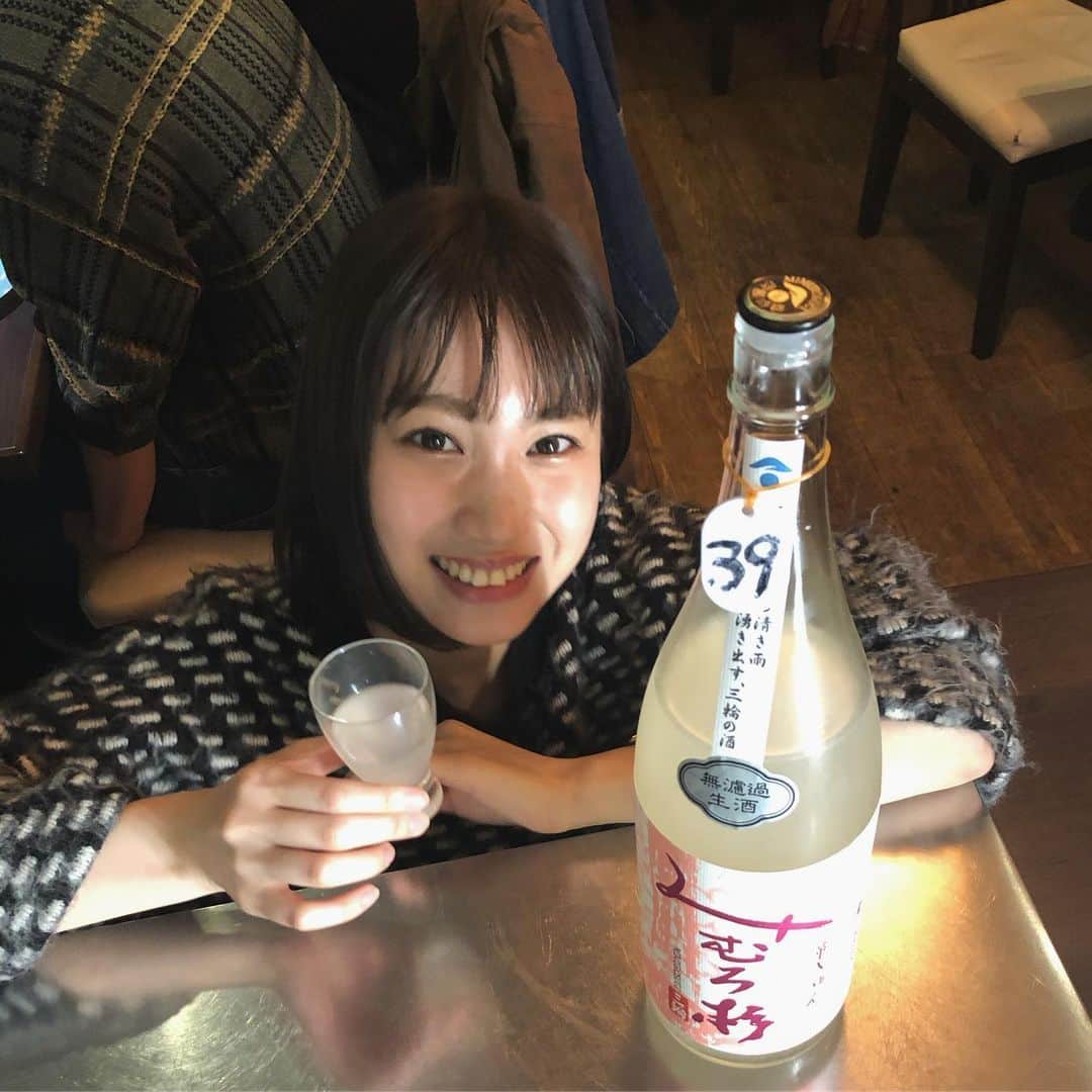 高野祐衣さんのインスタグラム写真 - (高野祐衣Instagram)「この日本酒美味しかったな〜♡﻿ 3月に飲んだのだけど、﻿ 酒屋さんにまだあるかな☺︎﻿ ﻿ ﻿ ﻿ ﻿ 「みむろ杉」華きゅん ﻿ ﻿ ﻿ 華きゅんだよ華きゅん！﻿ 名前だけでも惹かれるのに味も最高🌟﻿ フレッシュで爽やか、洋ナシのような吟醸香。﻿ 味は名前の通り、春らしいキュンとした味❤︎﻿ 微発泡でのみやすくて、﻿ 甘いんだけど甘すぎずすっきり！﻿ でも雄町米ならではのコクもあって﻿ すっごく美味しい！！﻿ ﻿ ﻿ ﻿ ﻿ ﻿ #日本酒 #日本酒女子﻿ #みむろ杉 #奈良県 #今西酒造﻿ #純米吟醸 #華きゅん #おりがらみ ﻿ #生酒 #無濾過生酒 #雄町﻿ #sake #japanesesake﻿ #ゆいぽんしゅ」4月15日 15時07分 - yuipooon12_06