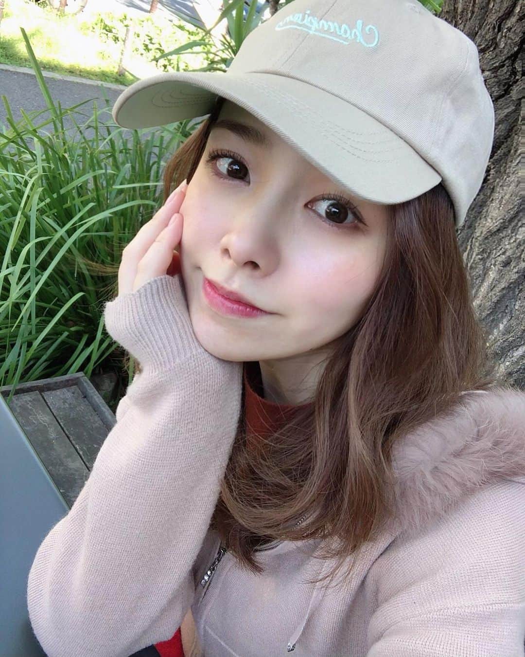 黒澤詩音のインスタグラム：「* 最近は、 #おうちじかん を楽しみつつ、﻿ ストレスを溜めない為にしっかり日中は気をつけながらお散歩👟や自転車🚲でお外に。﻿ ﻿ 陽の光を浴びセロトニン（ストレスに対して効能のある脳内物質）をつくっております☀️﻿ ﻿ ﻿ ﻿ #ソーシャルディスタンス と、あなたの心の健康の共存のために。﻿ ﻿ きっと役に立つ、アメリカ心理学会の翻訳記事が日本心理学会の特設ページにupされていました！﻿ ﻿ https://psych.or.jp/special/covid19/Keeping_Your_Distance_to_Stay_Safe_jp/﻿ ﻿ ﻿ 人が人と離れることによるストレス緩和のために。﻿ ﻿ ﻿ 私は、この記事でも紹介されていますが、﻿ ﻿ ＊日々のルーティンを作り守る﻿ （完全オフ！ではない日を作って、決めた時間までに何かをする、決めた期日までに勉強をするなど)﻿ ﻿ ＊他者とのヴァーチャルの繋がりをもつ﻿ （これはこのSNSもそうですよね✨）﻿ ﻿ ﻿ ﻿ 普段と違う非日常に、気づかぬうちにストレスを感じてしまうかもしれません。﻿ ストレスを管理して、前向きに心の健康を保っていきましょう🙏☀️﻿ ﻿ ﻿ ﻿ #お散歩 #社会心理 #認定心理士 #健康 #健康第一  #psychology #socialdistance #keepyourhearthealthy #stayhome #keepingyourdistancetostaysafe #selfie」
