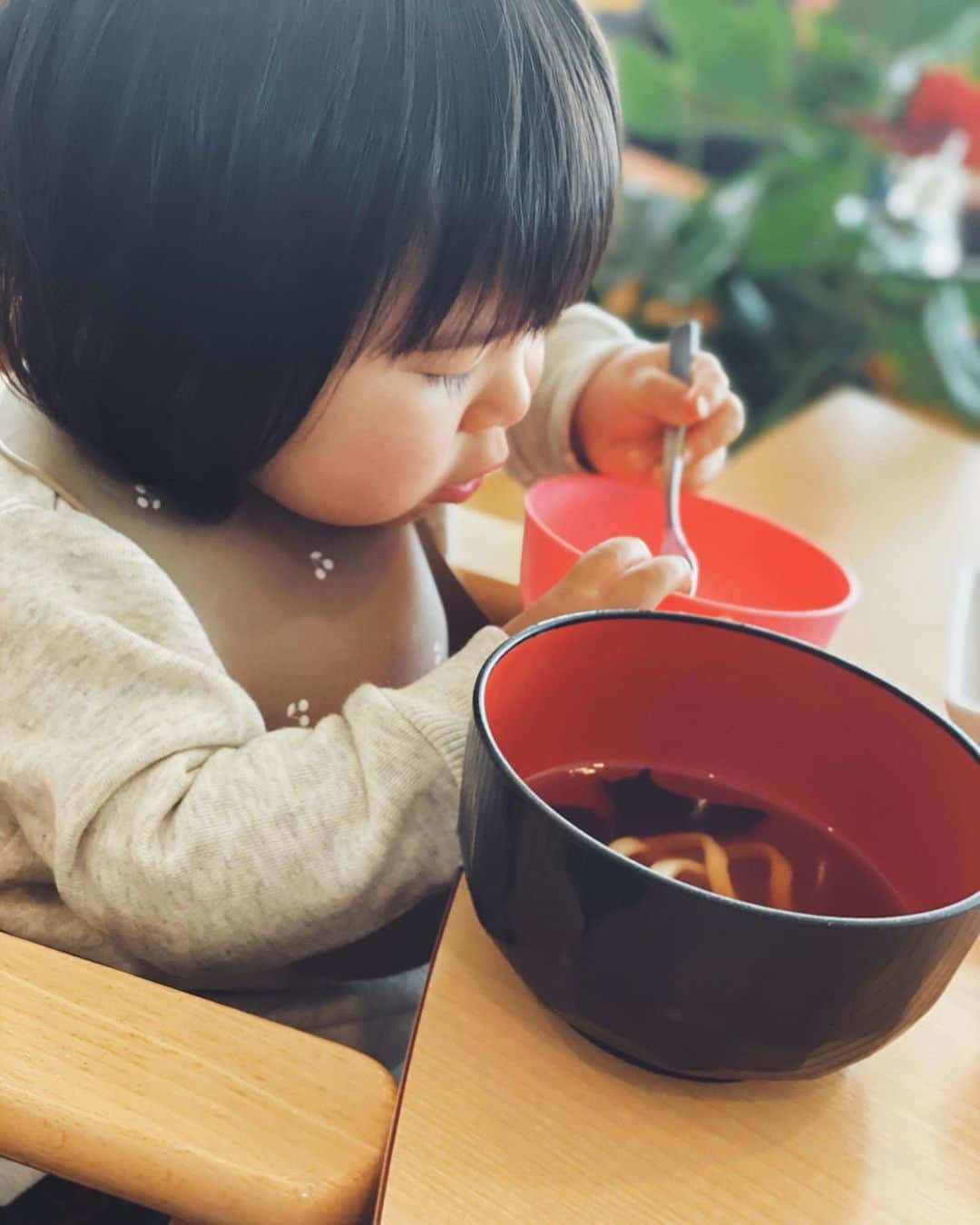 クロさんのインスタグラム写真 - (クロInstagram)「チュルチュル　だぁーいすっき😚💋﻿ ﻿ #娘の好きな食べ物 #1歳6ヶ月 #1y6m #1歳コーデ #東京 #可愛い #ありがとう #空 #ファッション #コーデ #大好き #tokyo #コーデ #baby #女の子ママ #ママリ#ベビフル #コドモノ #赤ちゃんのいる生活 #mamagirl #ママカメラ #おやこーで #リンクコーデcordinate #親バカ部 #あいのり #ちびクロコーデ #ちびクロdiary」4月15日 15時27分 - kuro_risa