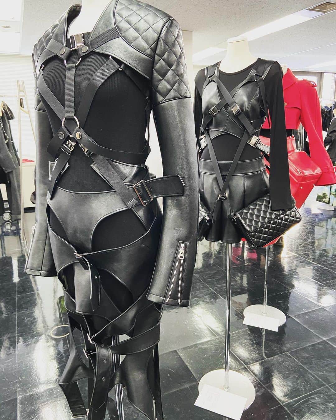 のインスタグラム：「JUNYA WATANABE COMME des GARÇONS 2020 FALL WINTER EXHIBITION @junyawatanabeofficial  #tokyo #japan #fashion #mode #exhibition #ファッション #コムデギャルソン #commedesgarcons #東京 #ジュンヤワタナベ #junyawatanabecommedesgarcons」