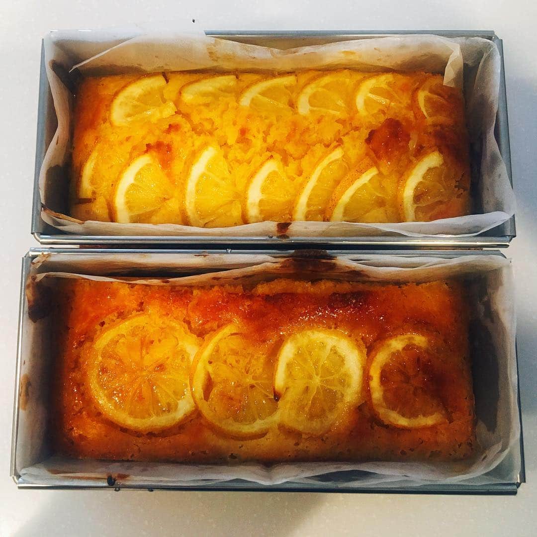 杜このみのインスタグラム：「久しぶりにお菓子作り😊⭐︎ 昨日頂いたお野菜の中に新鮮なレモンがあり、 せっかくなのでお菓子にも使いたいなぁ♪と思い、#レモンのパウンドケーキ を作りました♪ お菓子作りは、アレンジしようと思うと難しくてあまり挑戦しなかったのですが、今回は お砂糖の代わりにラカントと蜂蜜を使い、 バターの量は少なめにしてみました！  スーパーからバターが消えていて、 スーパーを何軒もはしご…どうして〜😭」