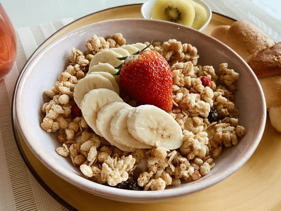 梯真奈美さんのインスタグラム写真 - (梯真奈美Instagram)「今日の朝ごはん♡﻿ ﻿ ヨーグルトにグラノーラ🥣🍓🥝🍌﻿ フルーツは毎日欠かさず食べてるよ！✨﻿ ﻿ #朝ごはん #おうちごはん #おうちカフェ﻿ #まなみごはん🍒」4月15日 15時29分 - official_manami