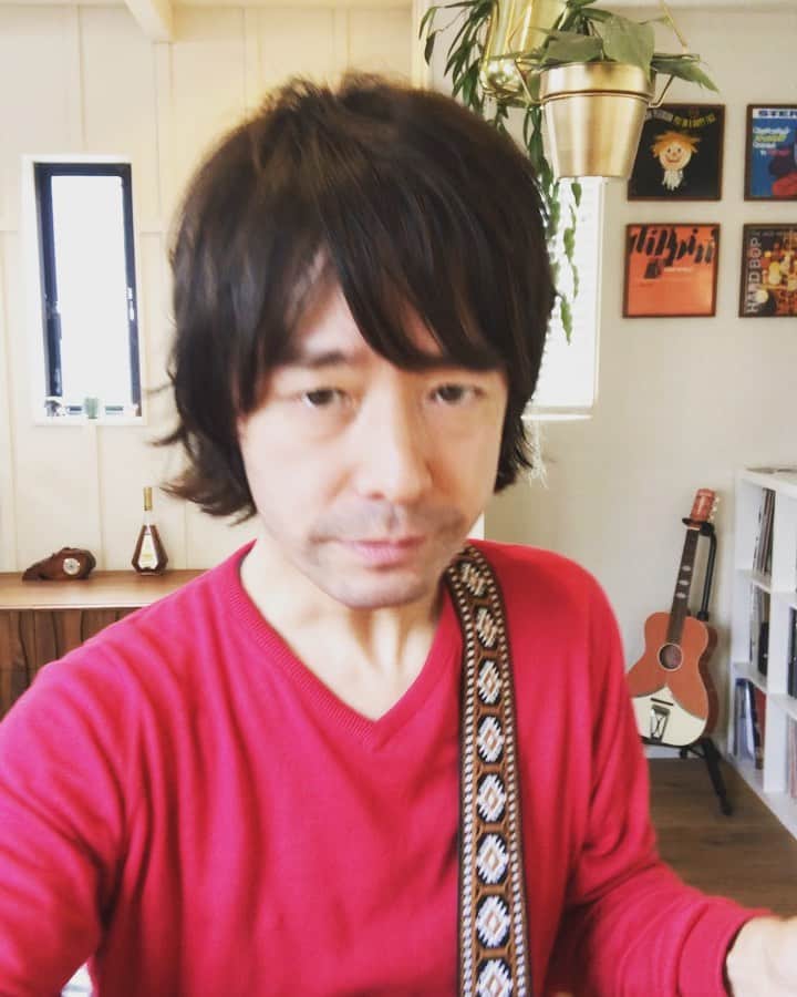 のインスタグラム：「ニューアルバム発売前のちょろっと弾き語り第2弾！今日は「世界が変わったアフタヌーン」と「Game E」👍👍 #和田唱 #和田唱ALBUM #家で弾き語り #2ndソロアルバム」
