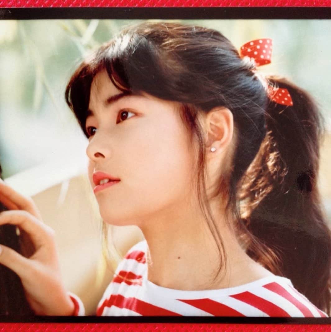 吉田玲奈さんのインスタグラム写真 - (吉田玲奈Instagram)「ストーリーのバトンのおかげで⁉️写真掘り起こし全て見る羽目に…😅 この写真は初めてプロに撮ってもらった中学3年生の時の写真です😋回るお寿司屋さんでアルバイトしてた時にスカウトされ、コレがきっかけで事務所に入り演技のレッスンを始めました。まだ大阪にいた頃🌱 ぴよぴよ🐥」4月15日 15時43分 - reina.yoshida.ciel.1218