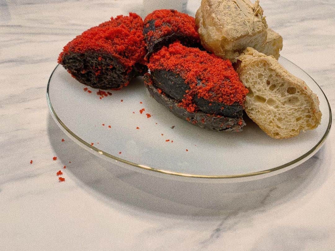 小屋春菜のインスタグラム：「Red velvet♡  #おうち時間　#おやつ時間　#☕︎ たまに食べるドーナツってすんごくおいしー」