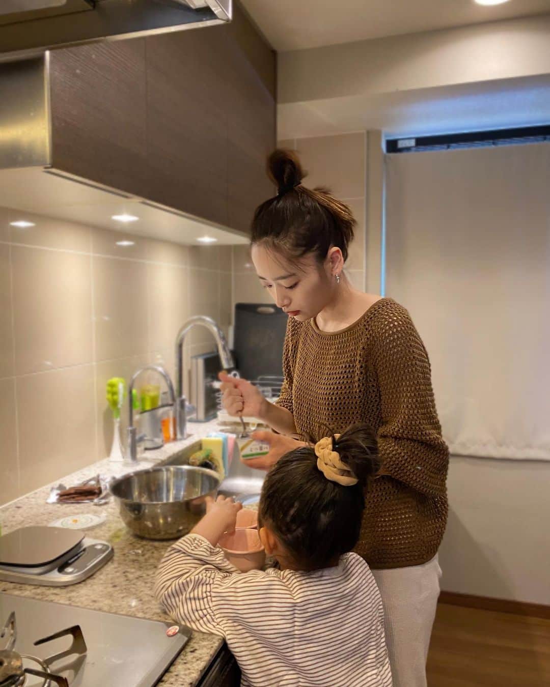 近藤千尋のインスタグラム：「2日に1回お菓子作り🍪笑 ホットケーキミックスが楽で 今日はガトーショコラ🍫 そのあとは永遠にまた滑り台✨ 簡単にこんなのも作れるよ！っと言うのが是非あれば教えてください💖🎂 #stayhome」