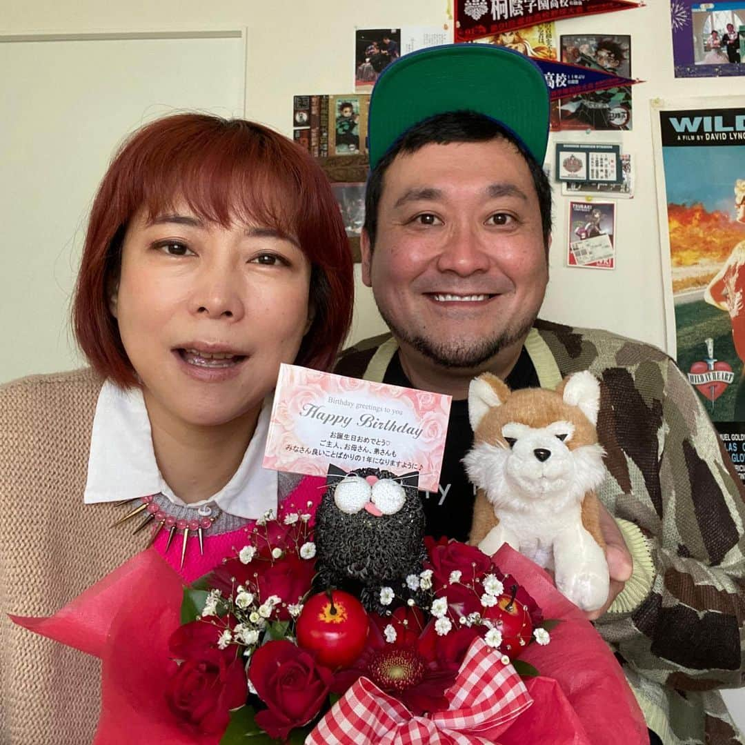 椿鬼奴さんのインスタグラム写真 - (椿鬼奴Instagram)「#ボルサリーノ関 @borsaseki さんが、誕生日にお花を送ってくださいました😭花なんて売って飲み代にしそうと思われるかもしれませんが、私は花が大好きでして、それをご存知で送ってくださる関さん！とっても嬉しくて涙が出ました😭関さんありがとうございます💐 #秋田犬 は私物です。#椿鬼奴 #グランジ大 @satodaidaidai」4月15日 16時14分 - tsubakioniyakko