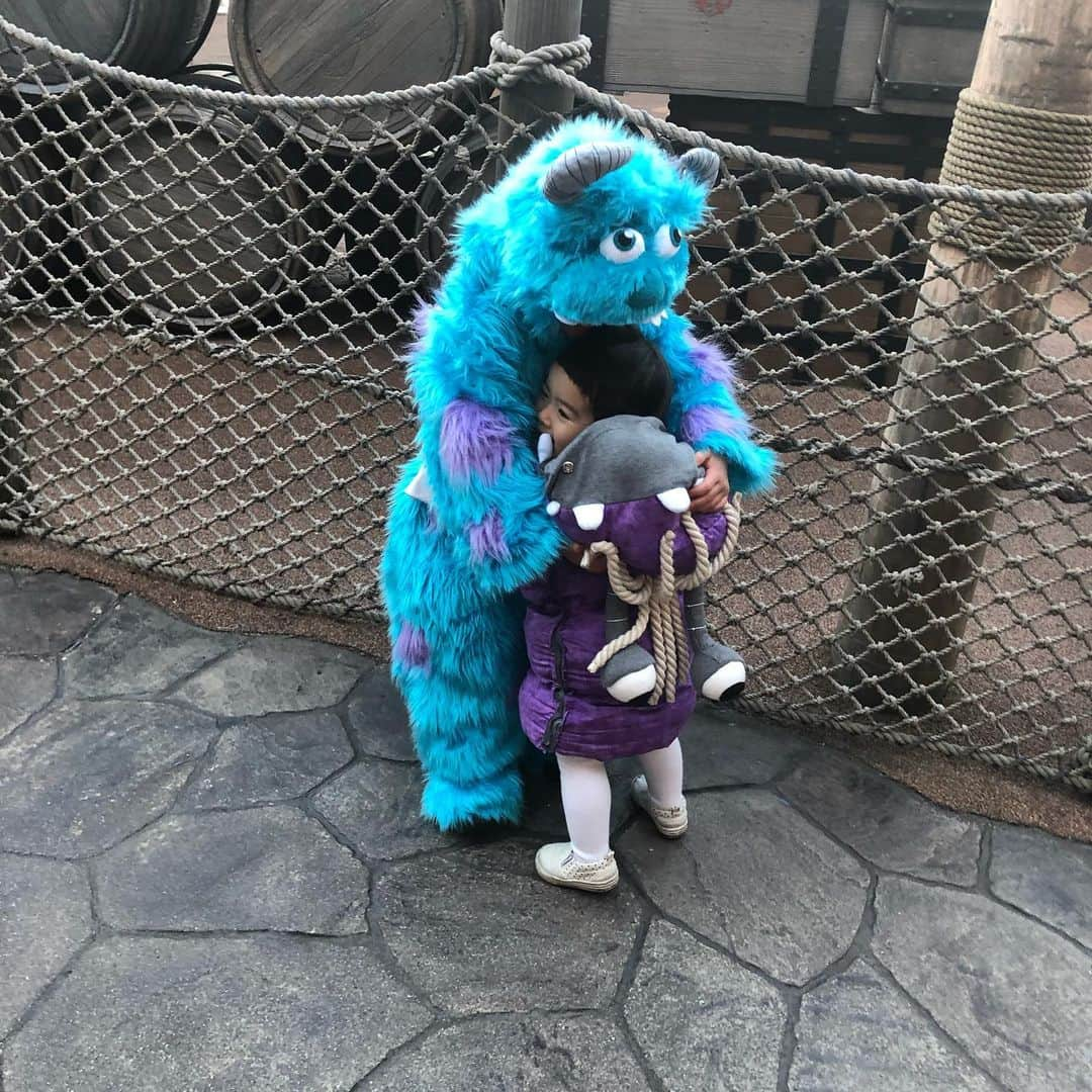 Chieのインスタグラム：「Sulley ♡ Boo かくれんぼ  1年前のピクサープレイタイム🐭🏰 また行ける日を楽しみに…❤ #はなももコスチューム #手作り衣装 #handmade」